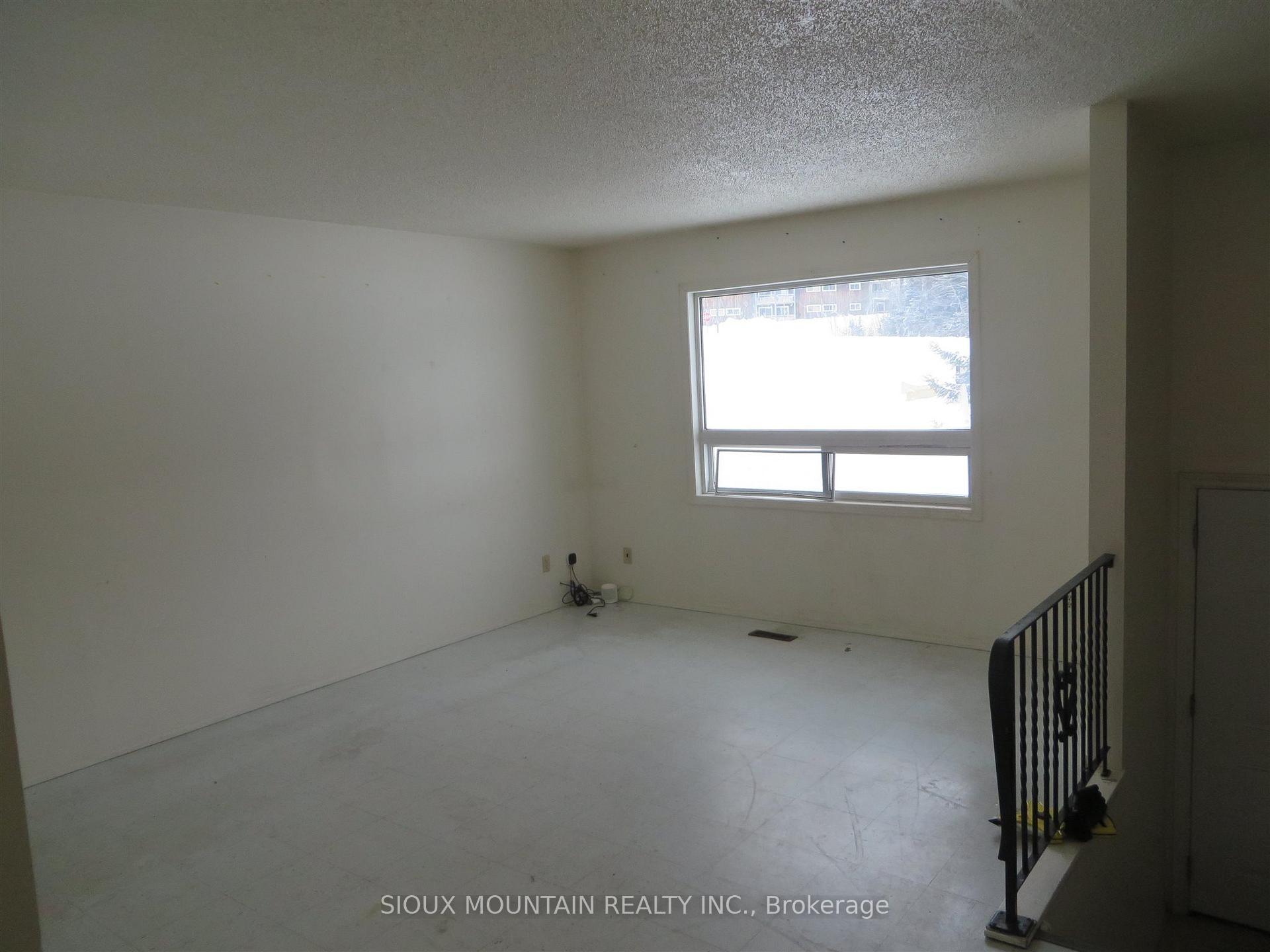 Photo 4 of 5 Lakeview Crescent, Pickle Lake — HOMEH