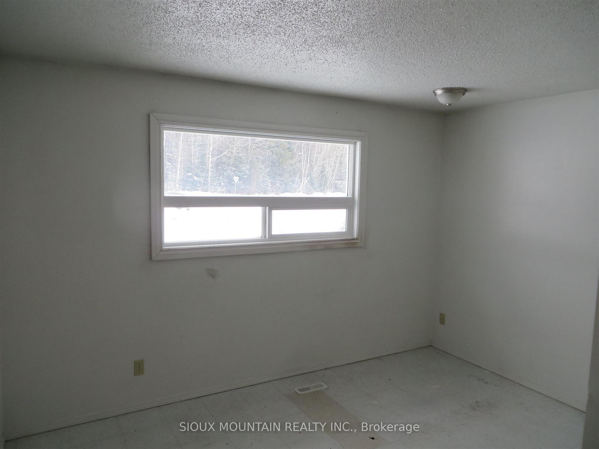 Photo 7 of 5 Lakeview Crescent, Pickle Lake — HOMEH