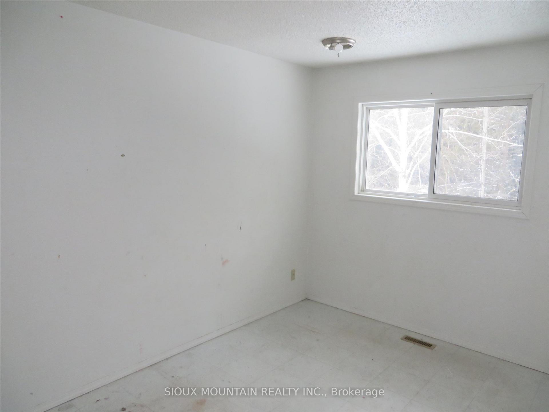 Photo 8 of 5 Lakeview Crescent, Pickle Lake — HOMEH