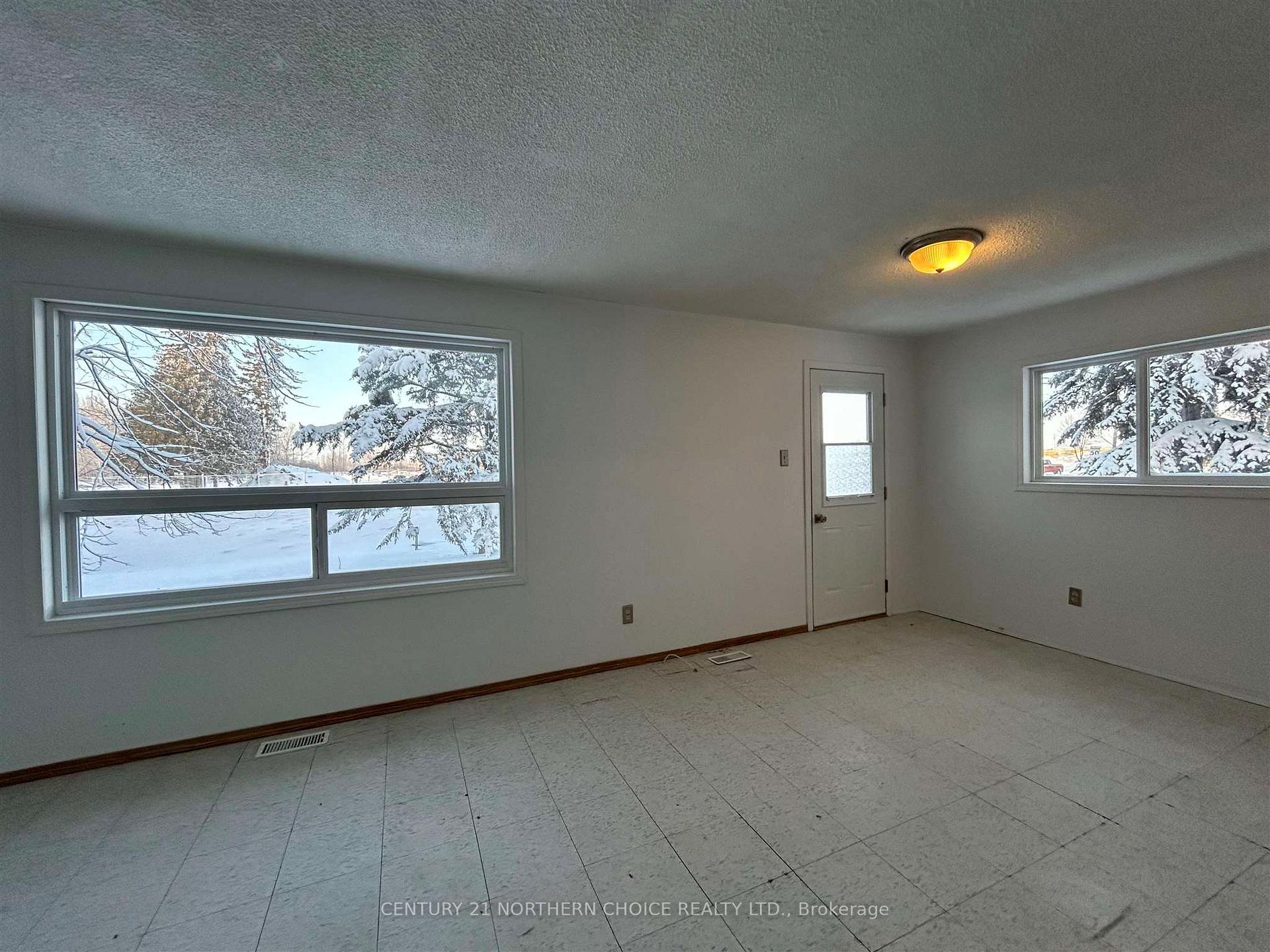 Photo 3 of 1109 Kings Highway, Fort Frances — HOMEH
