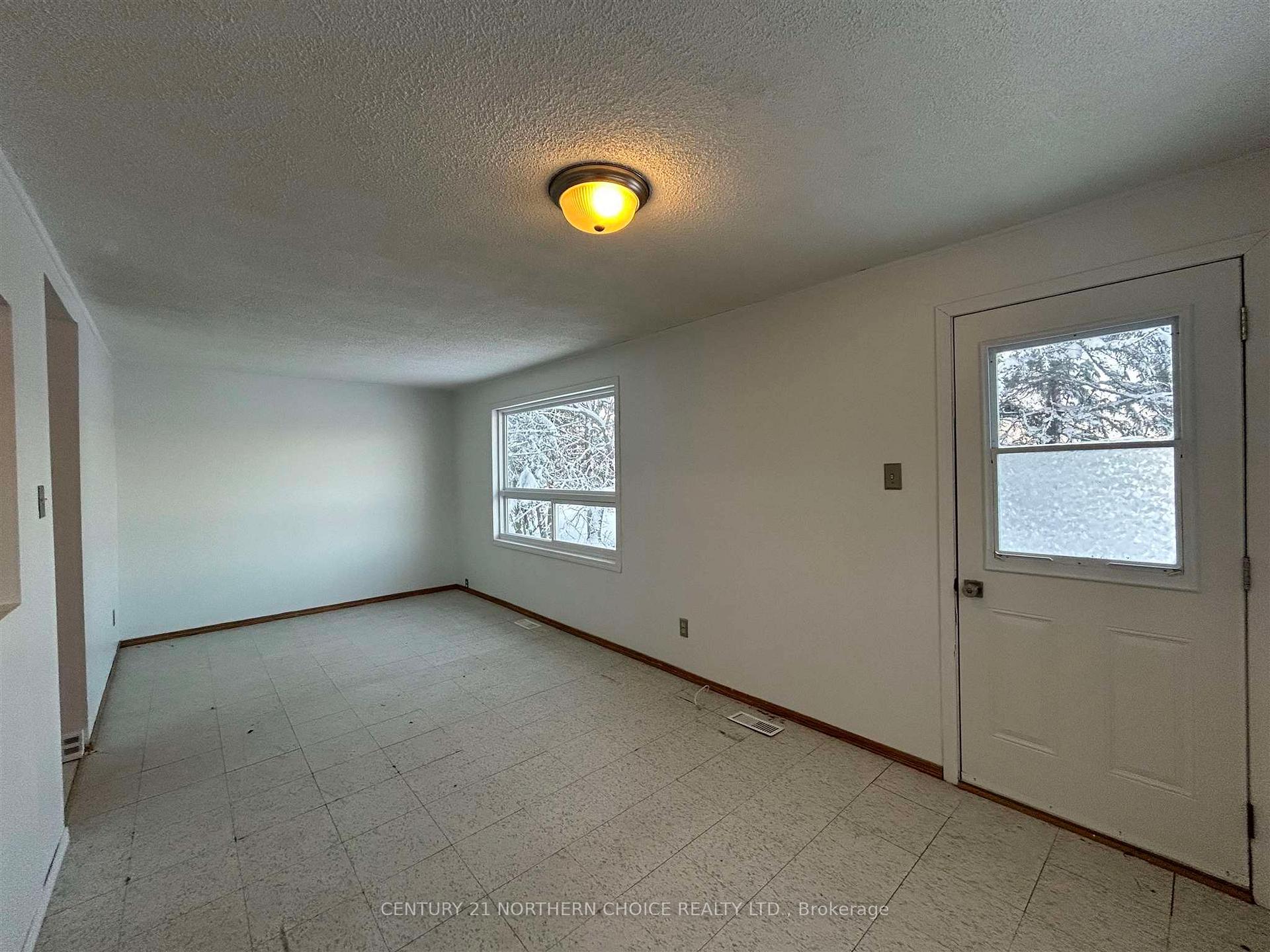 Photo 5 of 1109 Kings Highway, Fort Frances — HOMEH