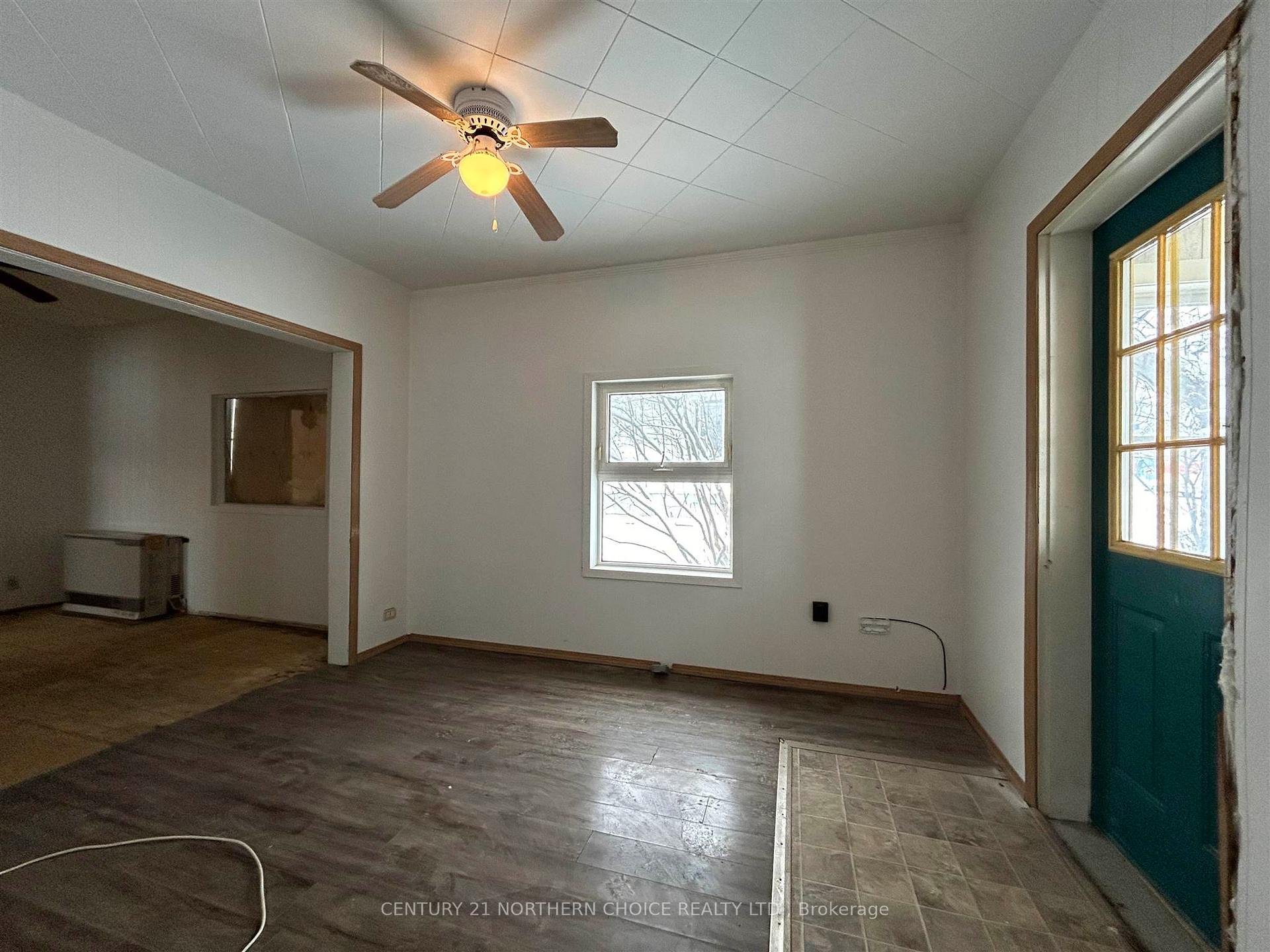Photo 4 of 413 Crowe Avenue, Fort Frances — HOMEH