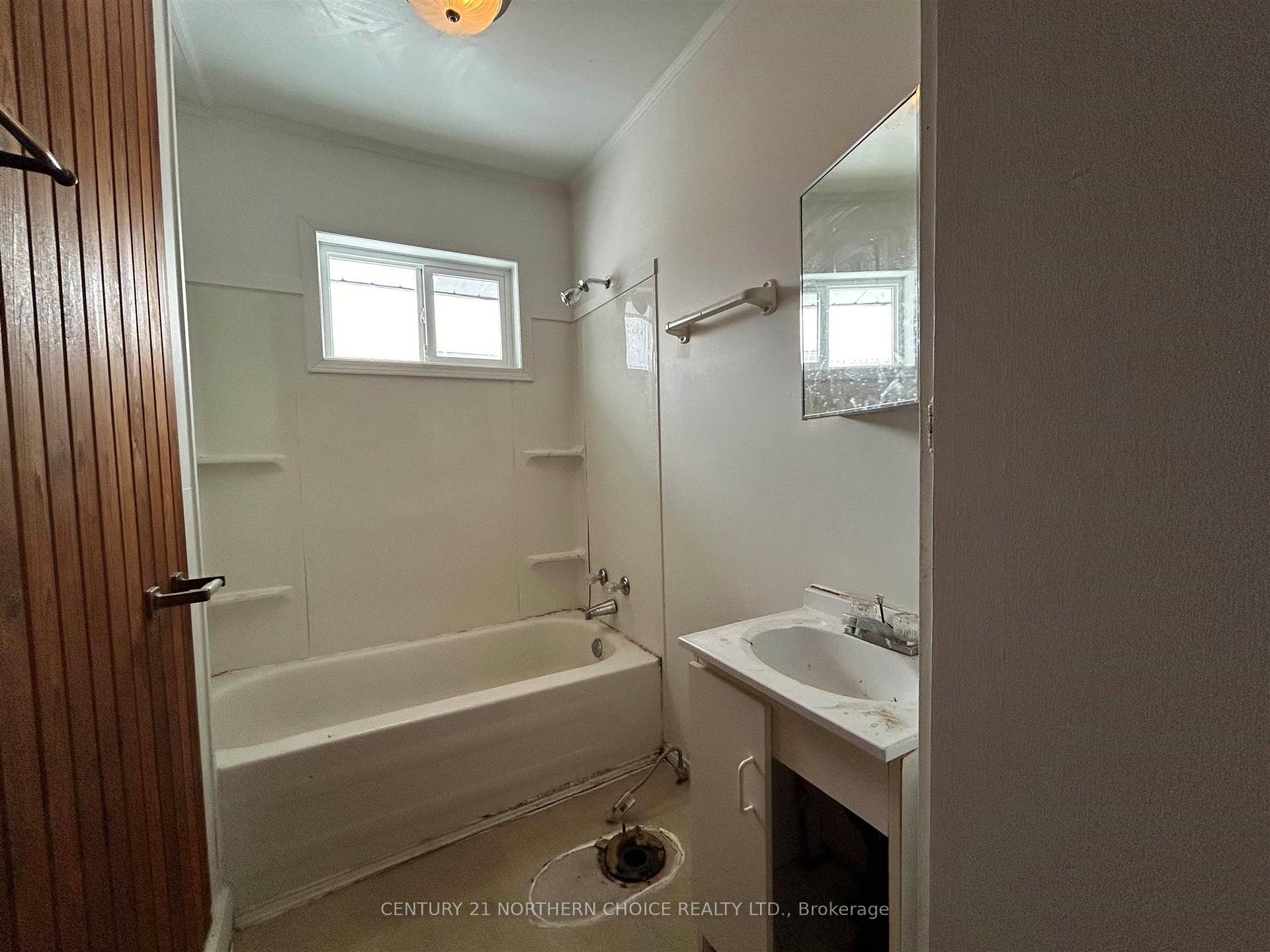 Photo 13 of 413 Crowe Avenue, Fort Frances — HOMEH