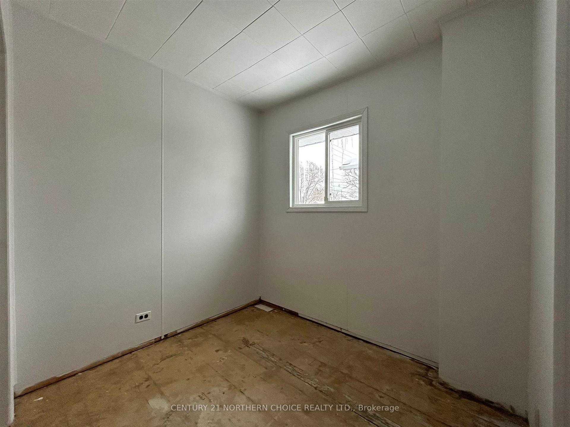 Photo 14 of 413 Crowe Avenue, Fort Frances — HOMEH