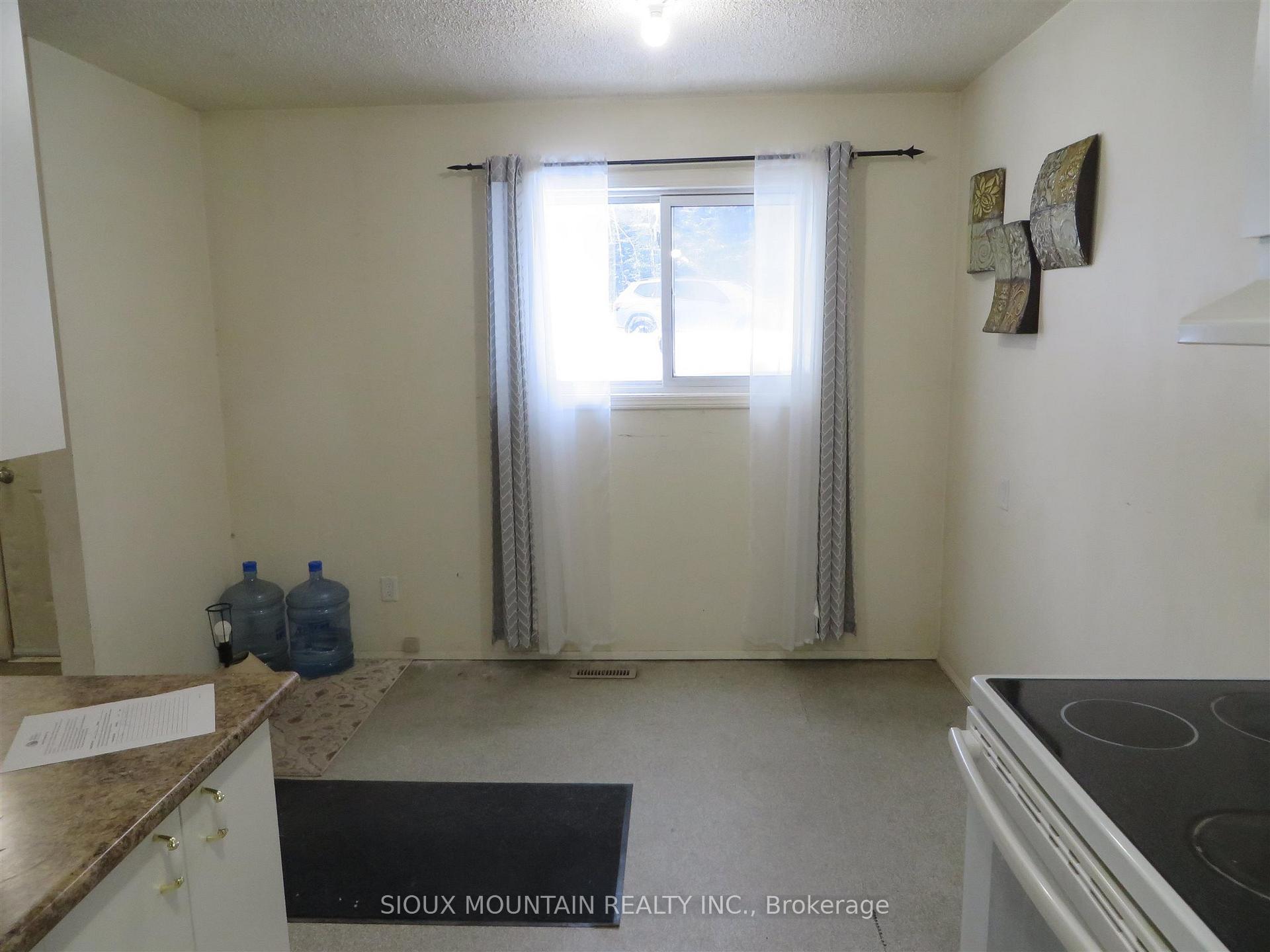 Photo 3 of 74 Lakeview Crescent, Pickle Lake — HOMEH