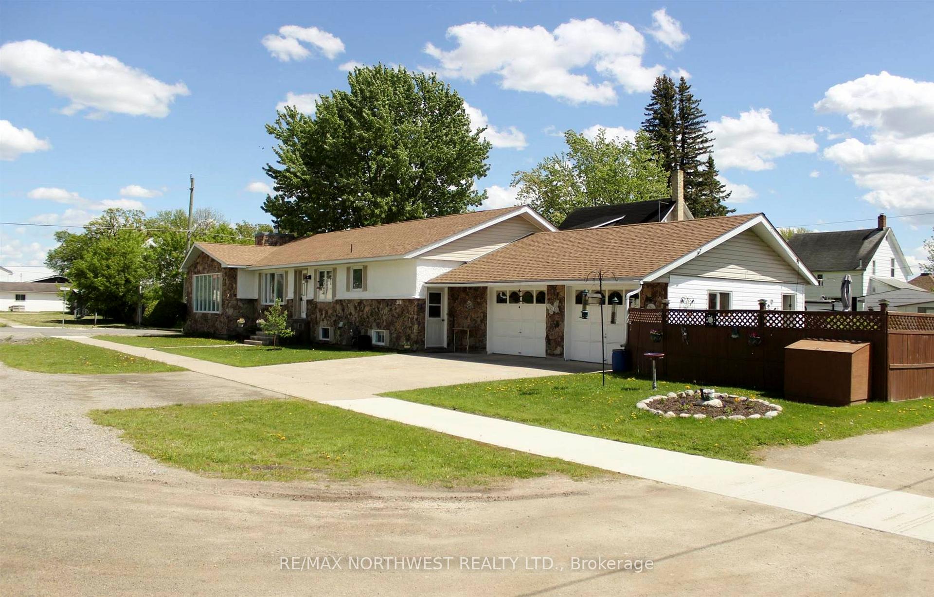 Photo 3 of 219 Second ST, Rainy River — HOMEH