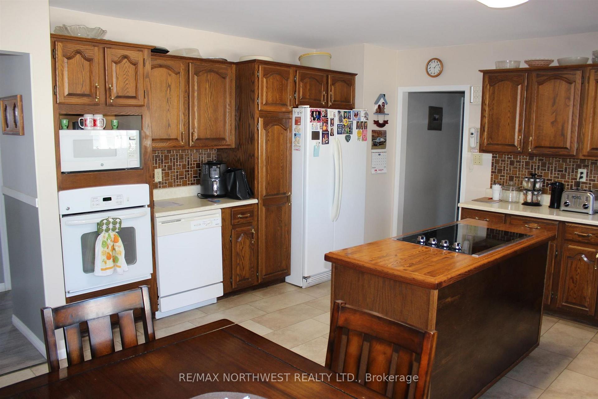 Photo 10 of 219 Second ST, Rainy River — HOMEH
