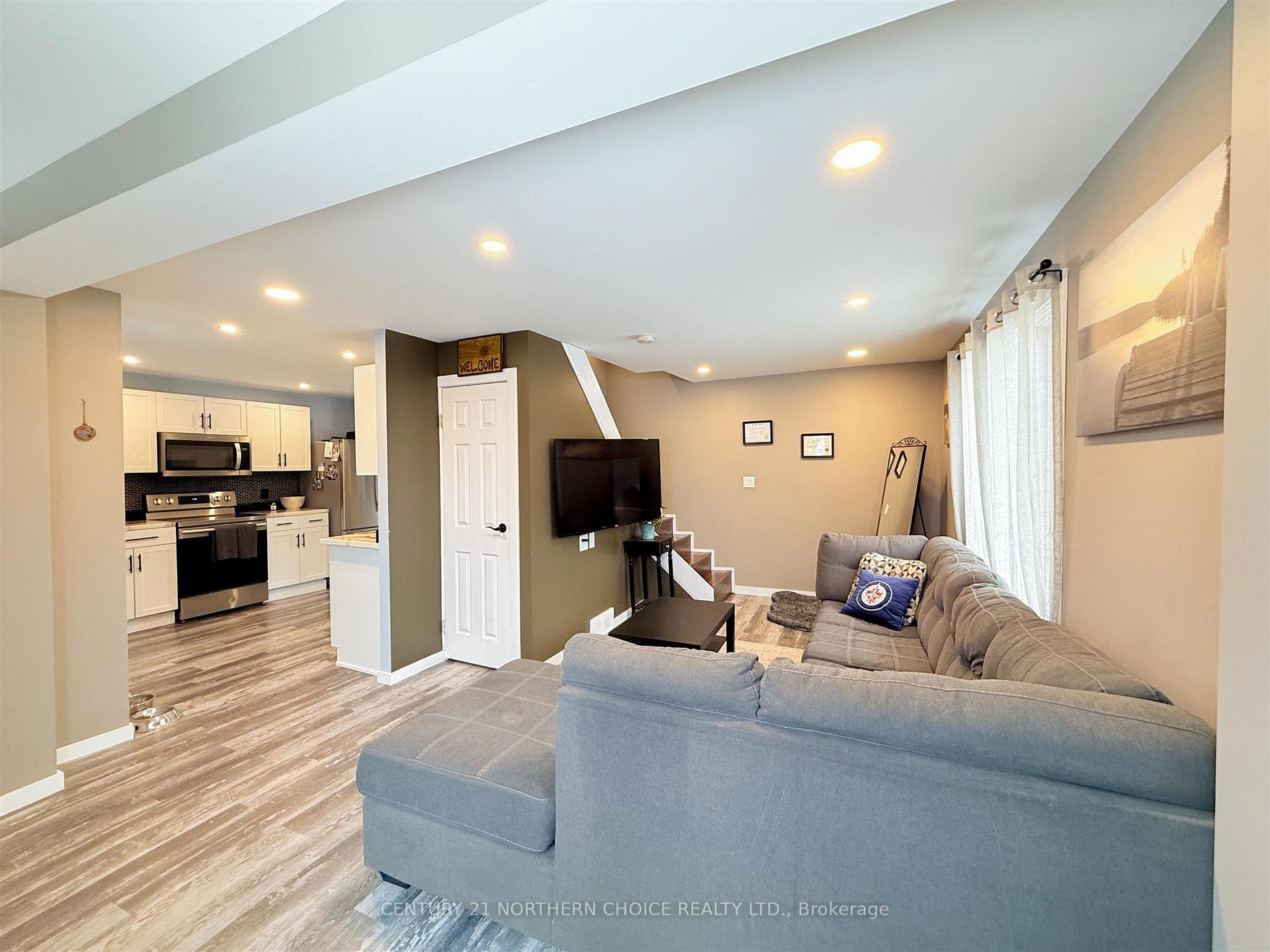 Photo 4 of 101 & 101 1/2 Mascott Ave, Kenora, Ride Out — HOMEH