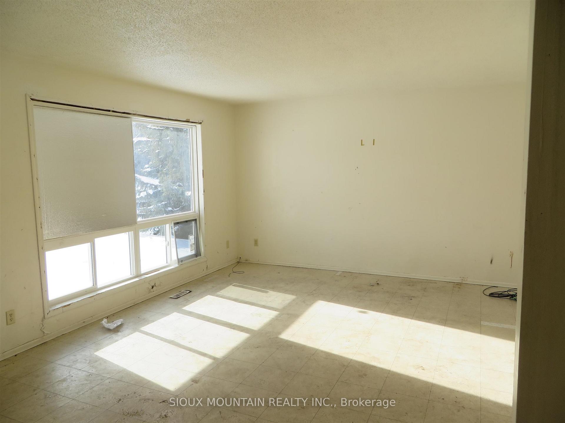 Photo 2 of 3 Lakeview Crescent, Pickle Lake — HOMEH