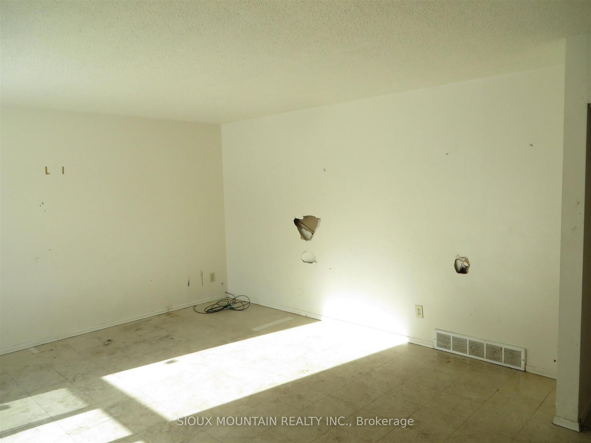 Photo 3 of 3 Lakeview Crescent, Pickle Lake — HOMEH