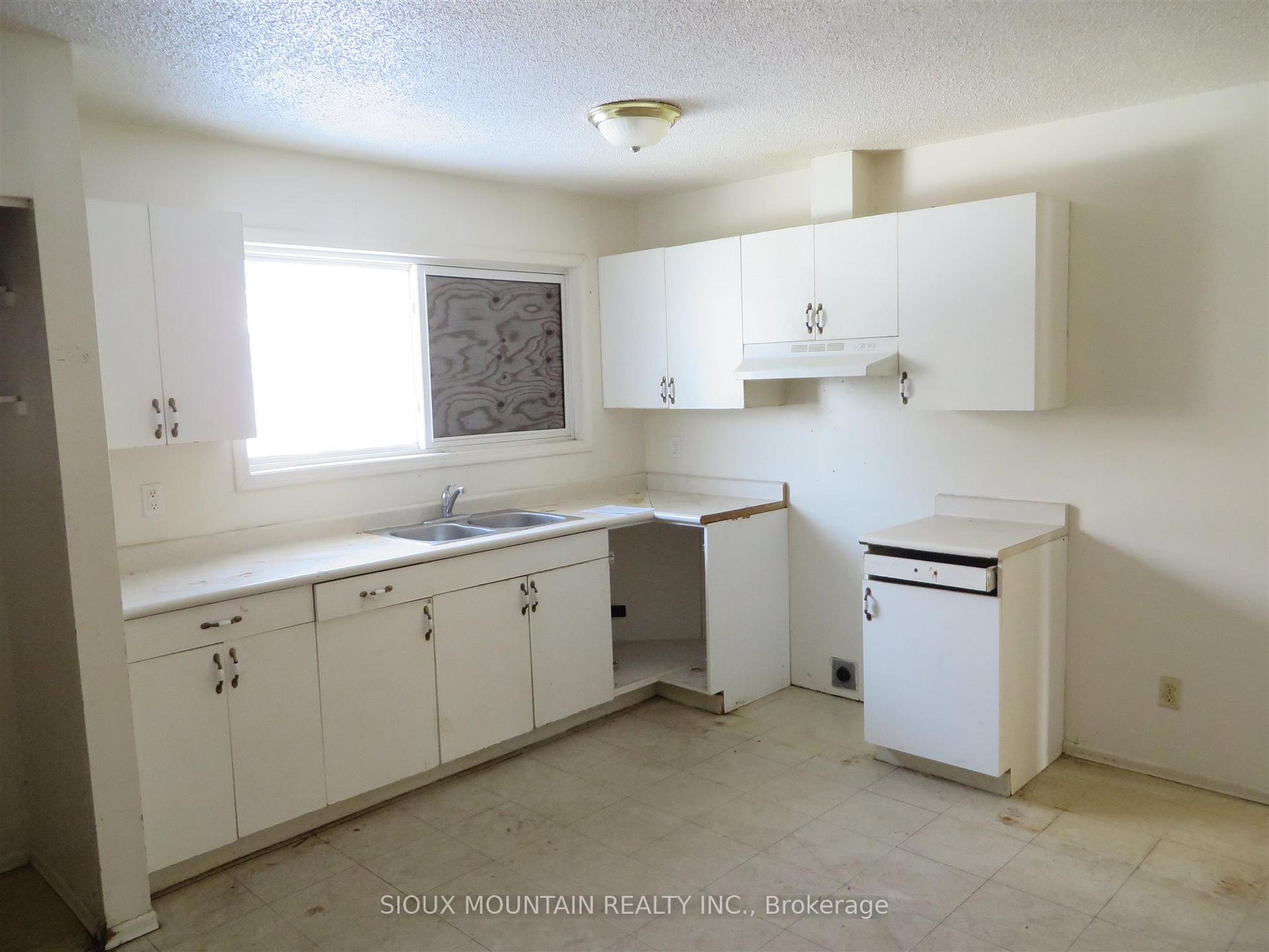 Photo 4 of 3 Lakeview Crescent, Pickle Lake — HOMEH