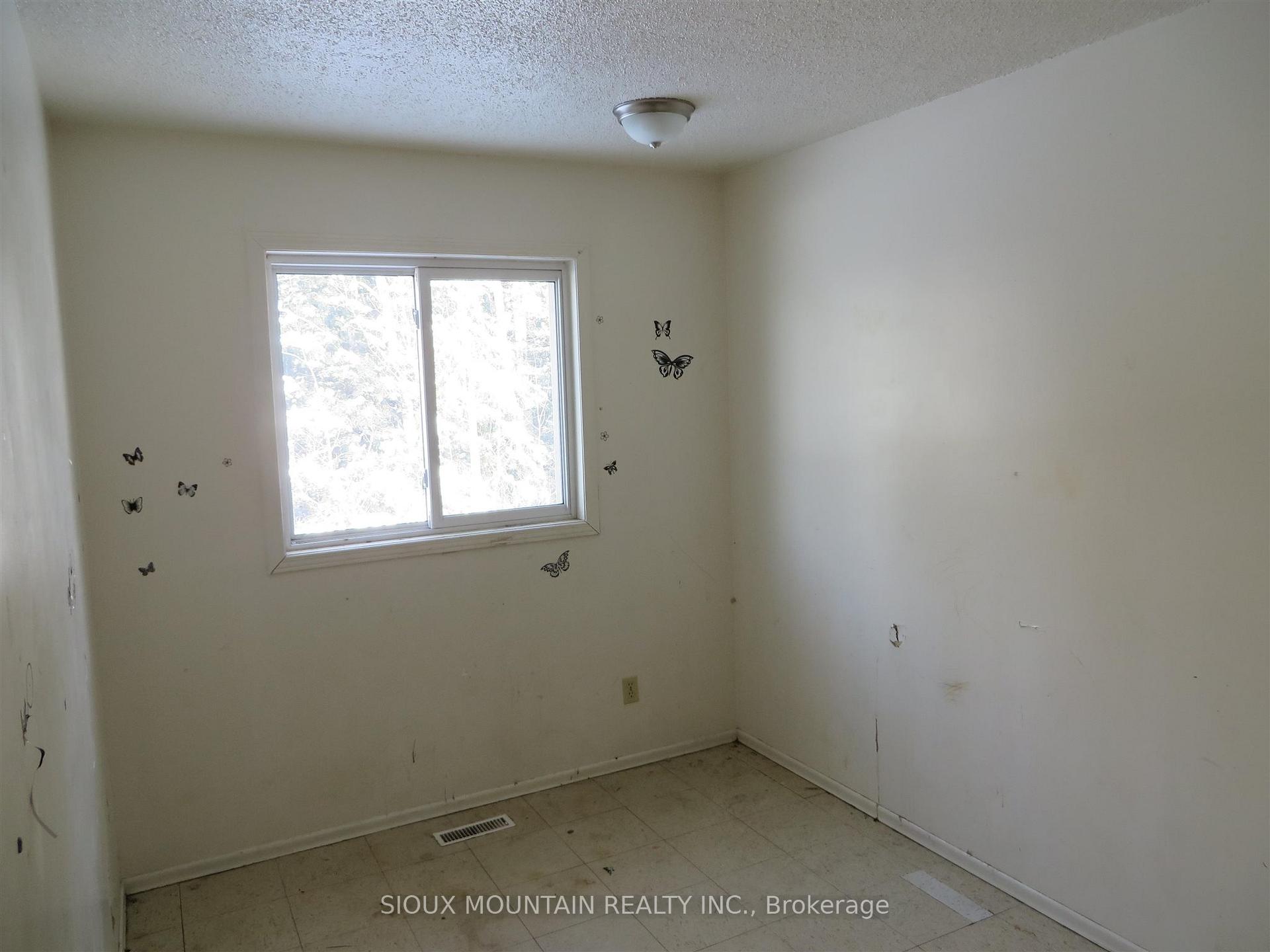 Photo 6 of 3 Lakeview Crescent, Pickle Lake — HOMEH