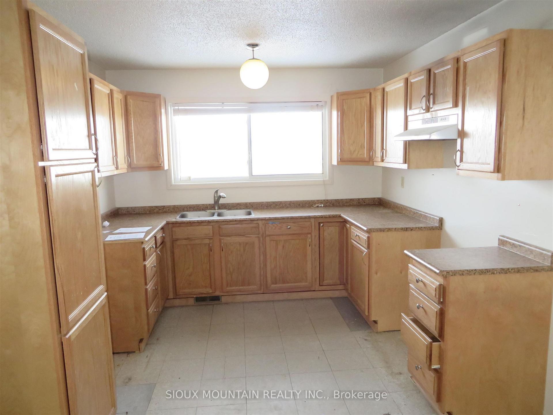 Photo 2 of 22 Lakeview Crescent, Pickle Lake — HOMEH
