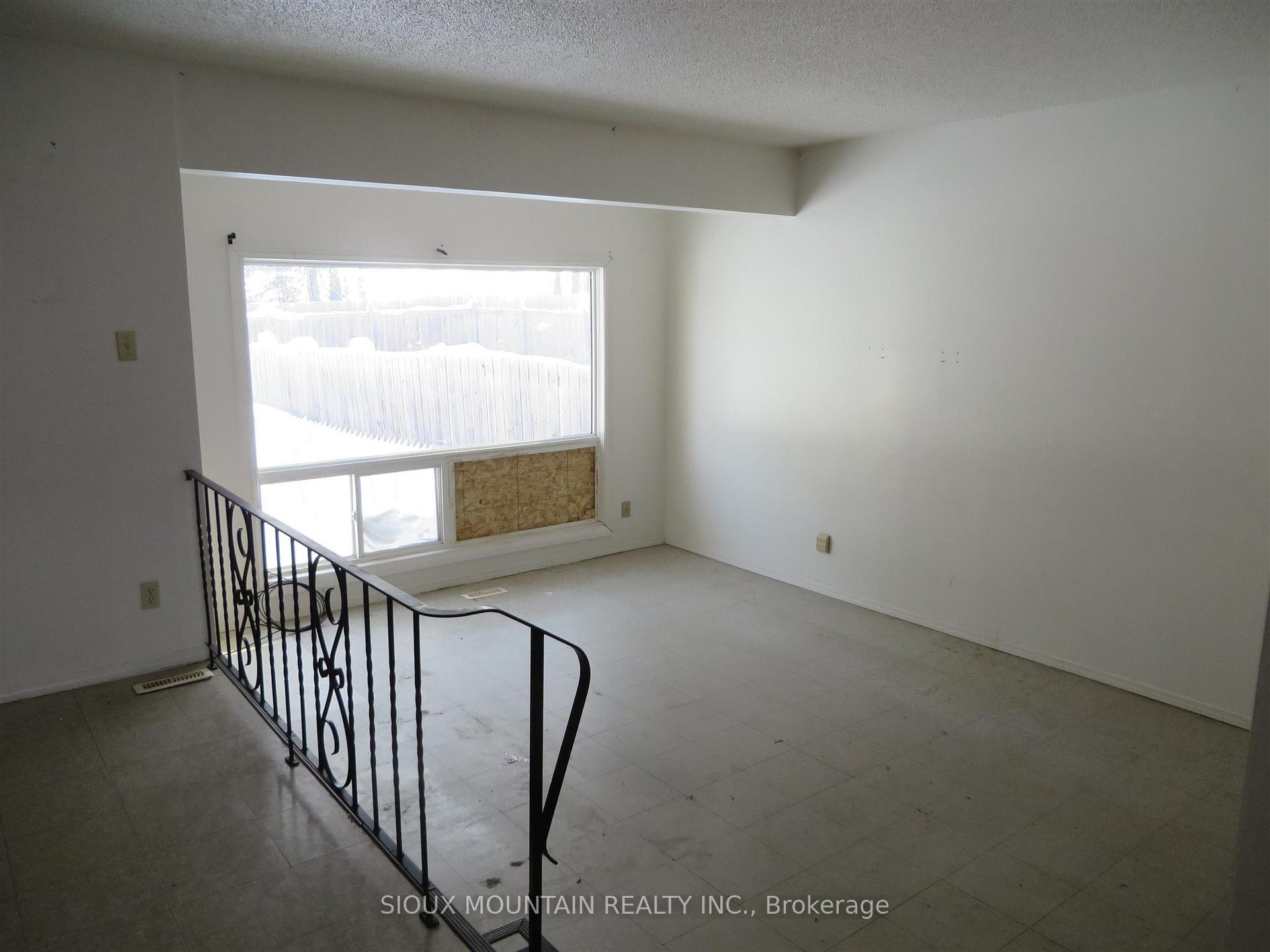 Photo 3 of 22 Lakeview Crescent, Pickle Lake — HOMEH