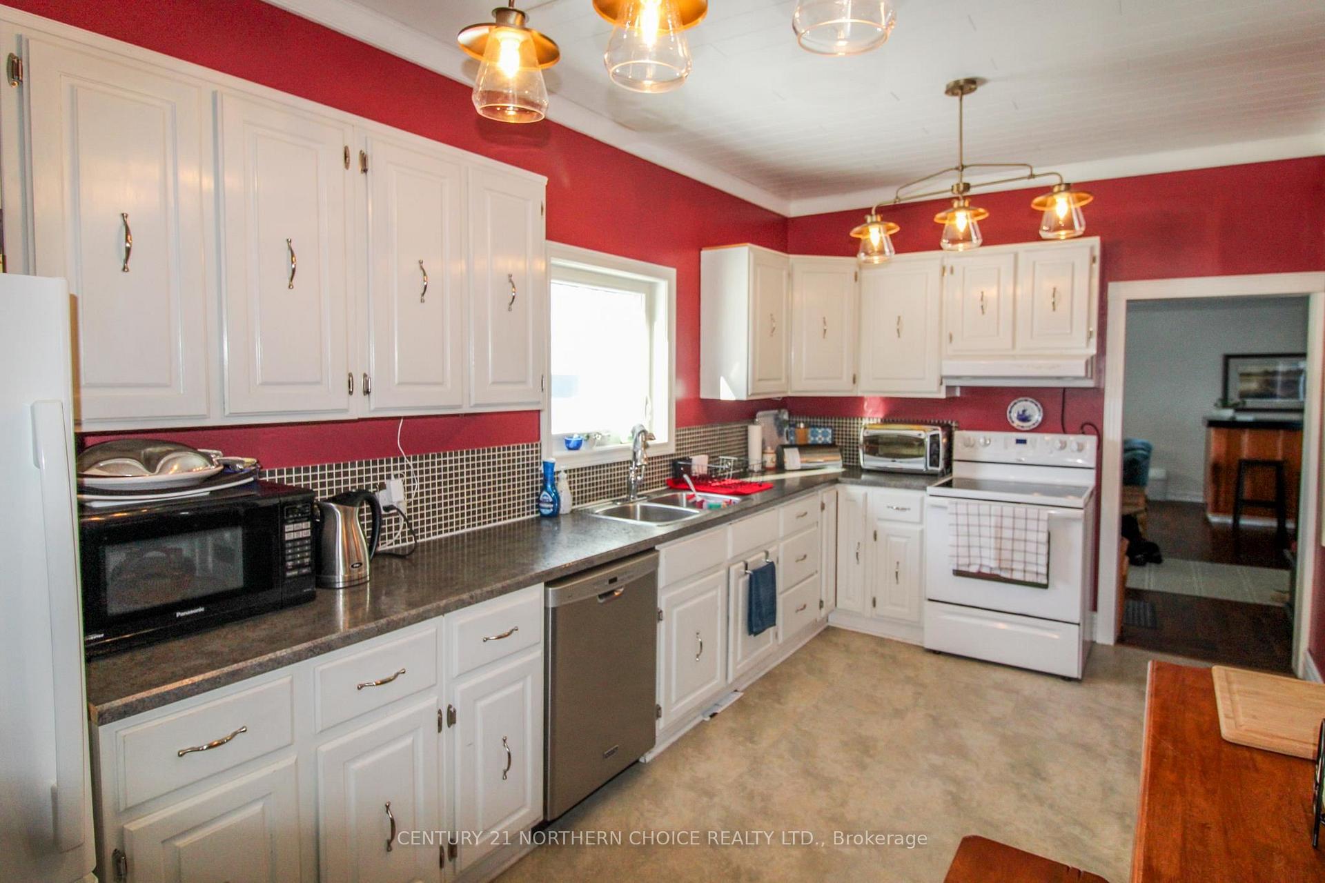 Photo 9 of 208 Ottawa Street, Kenora, Keewatin — HOMEH