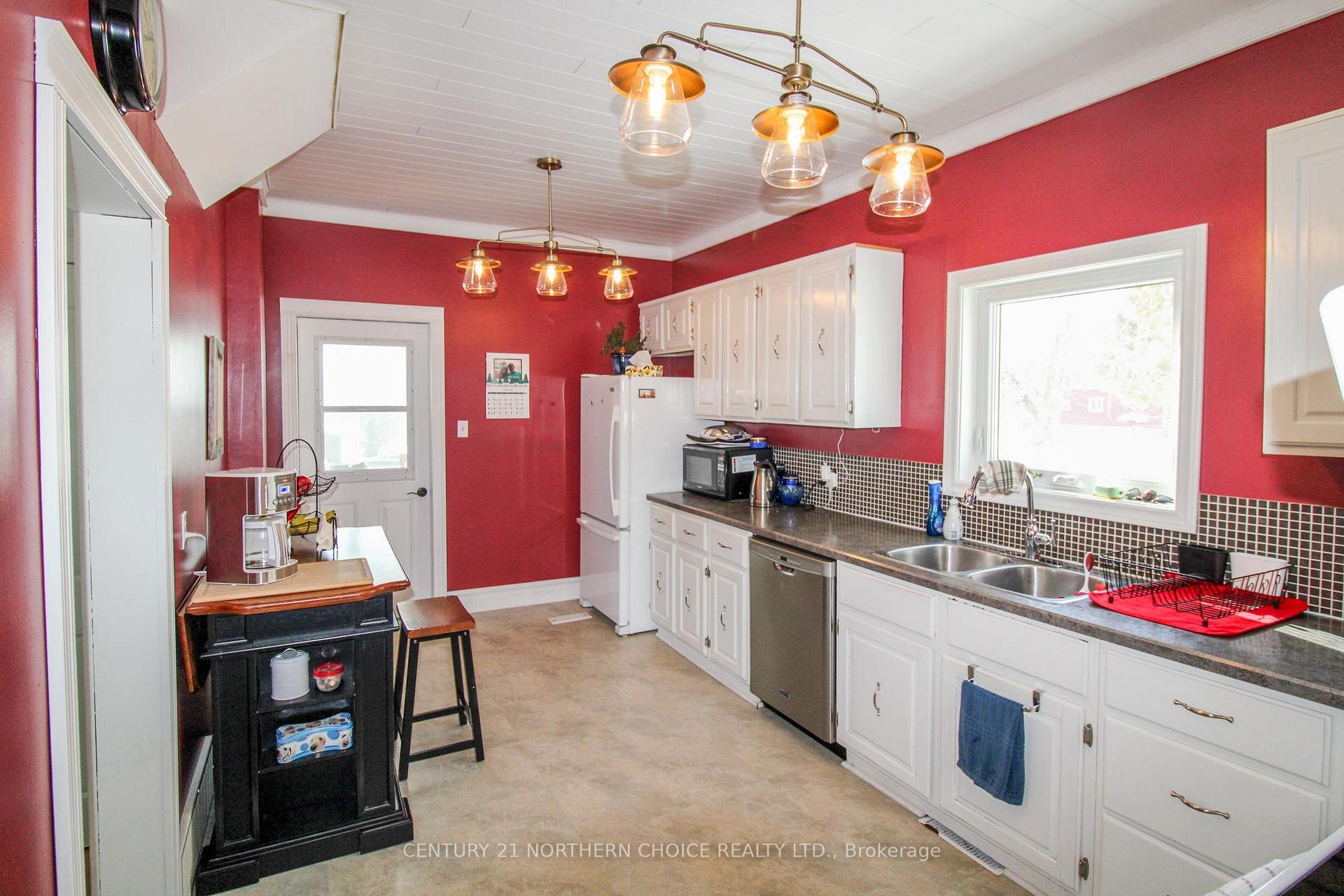 Photo 10 of 208 Ottawa Street, Kenora, Keewatin — HOMEH