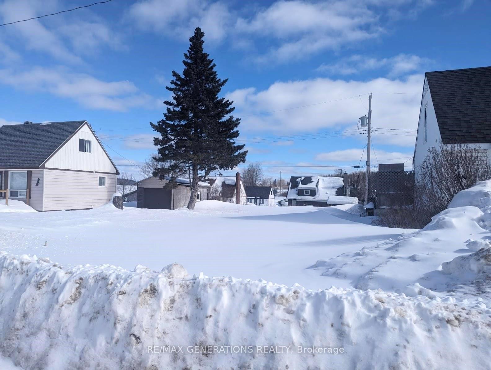 Photo 2 of 21 Adjala Avenue, Manitouwadge — HOMEH