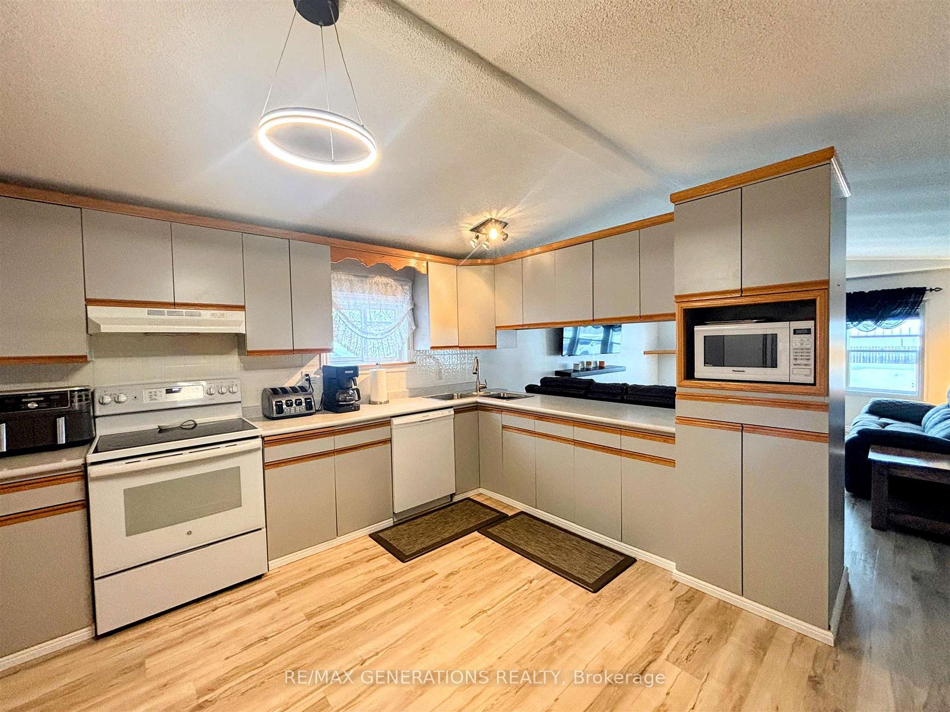 Photo 2 of 30 Jackson Crescent, Marathon — HOMEH