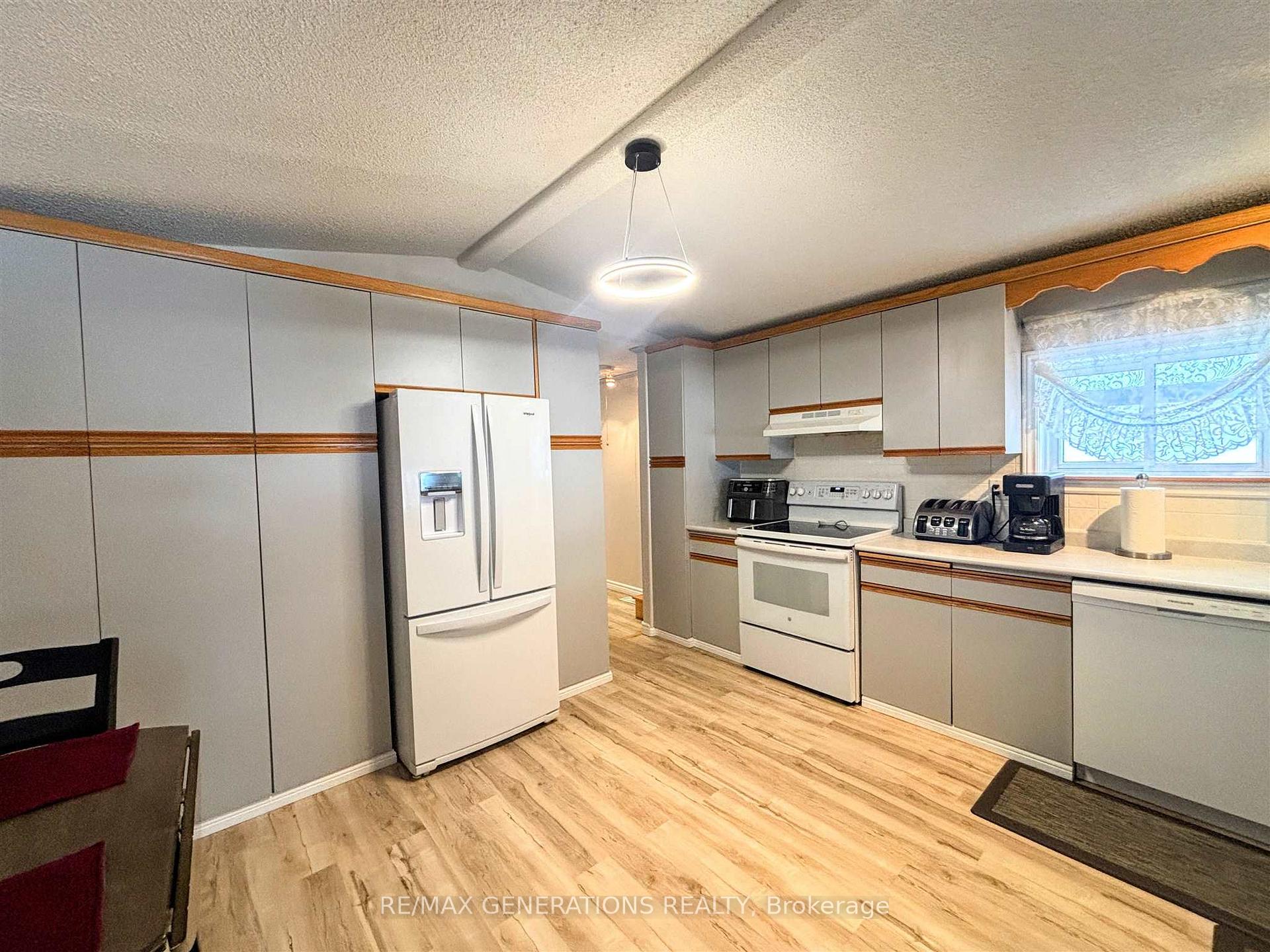 Photo 3 of 30 Jackson Crescent, Marathon — HOMEH