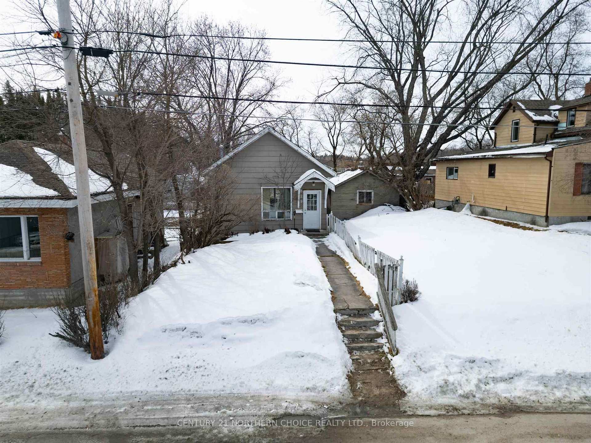 Photo 2 of 829 River Drive, Kenora, Lakeside — HOMEH