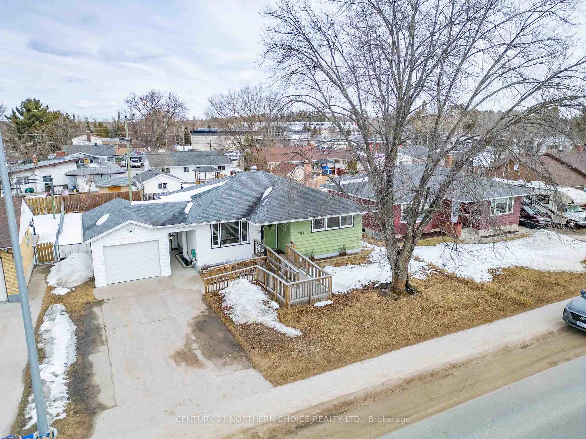 Photo 2 of 1284 Valley Drive, Kenora, Pinecrest — HOMEH