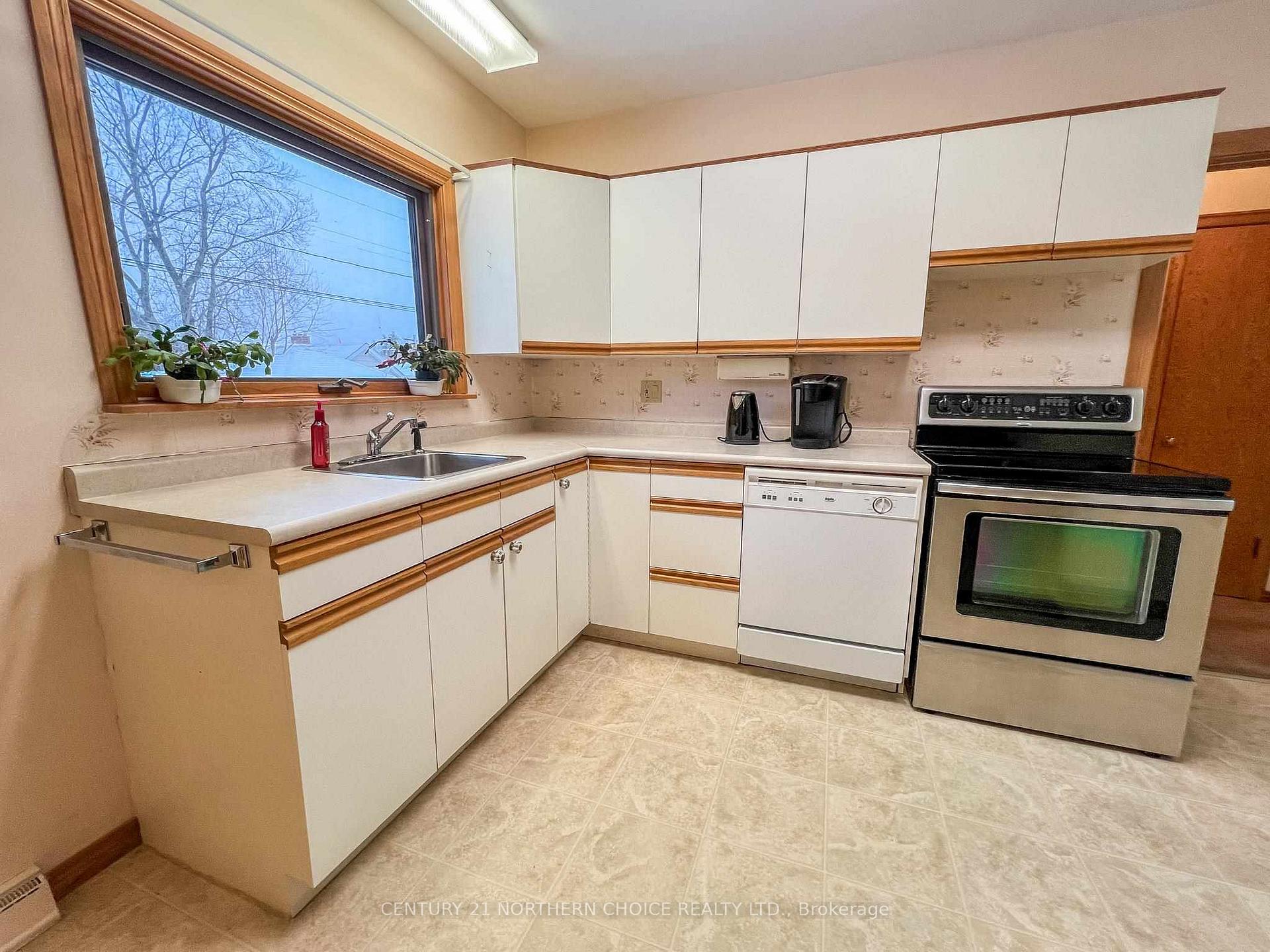 Photo 17 of 1284 Valley Drive, Kenora, Pinecrest — HOMEH