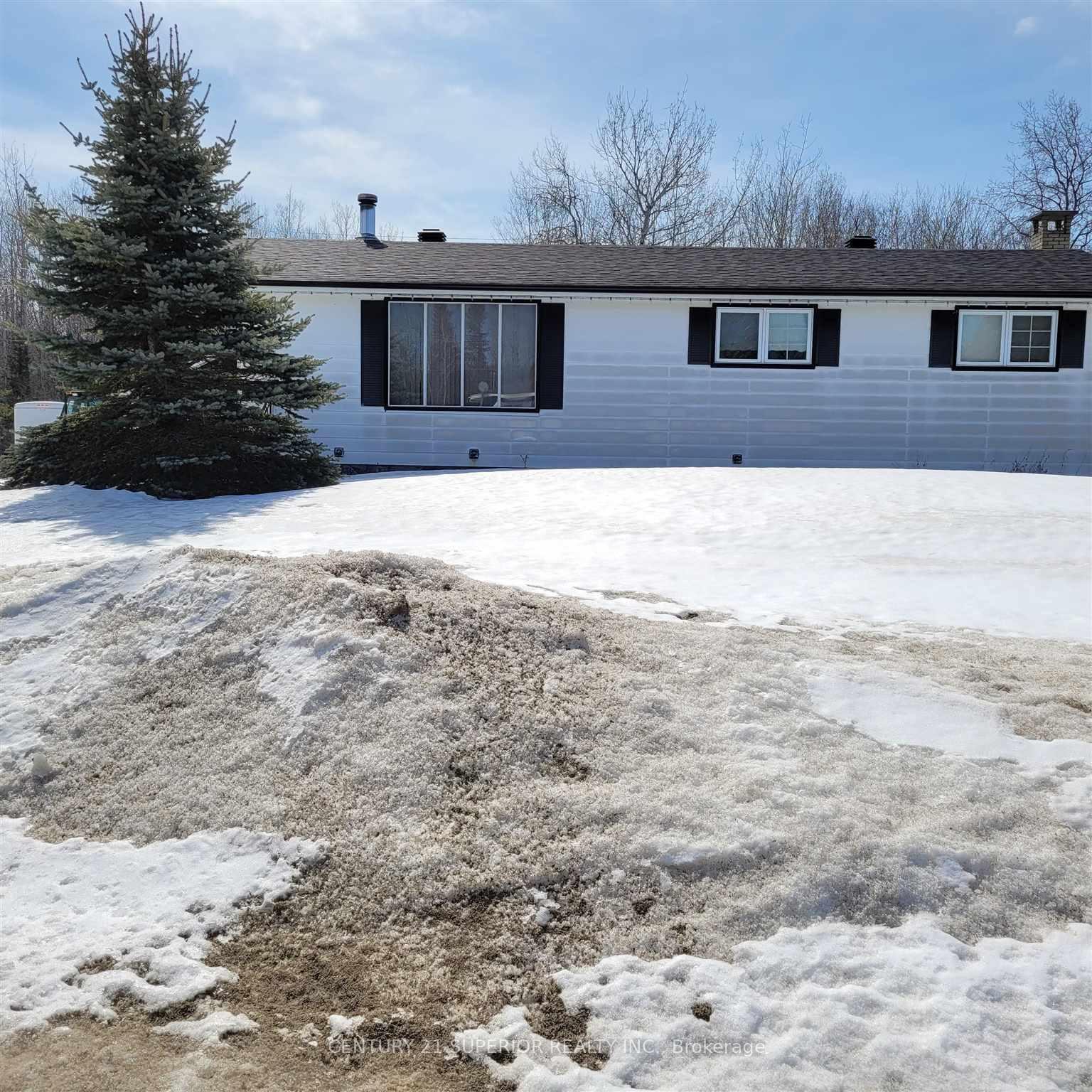 Photo 2 of 32 Lynx Ave, Manitouwadge — HOMEH