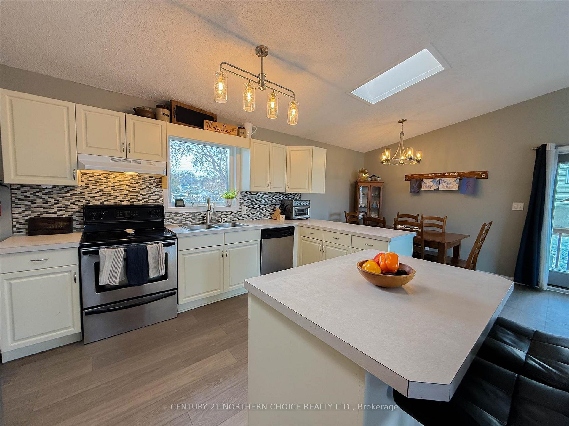 Photo 9 of 215 Front Street, Kenora, Keewatin — HOMEH