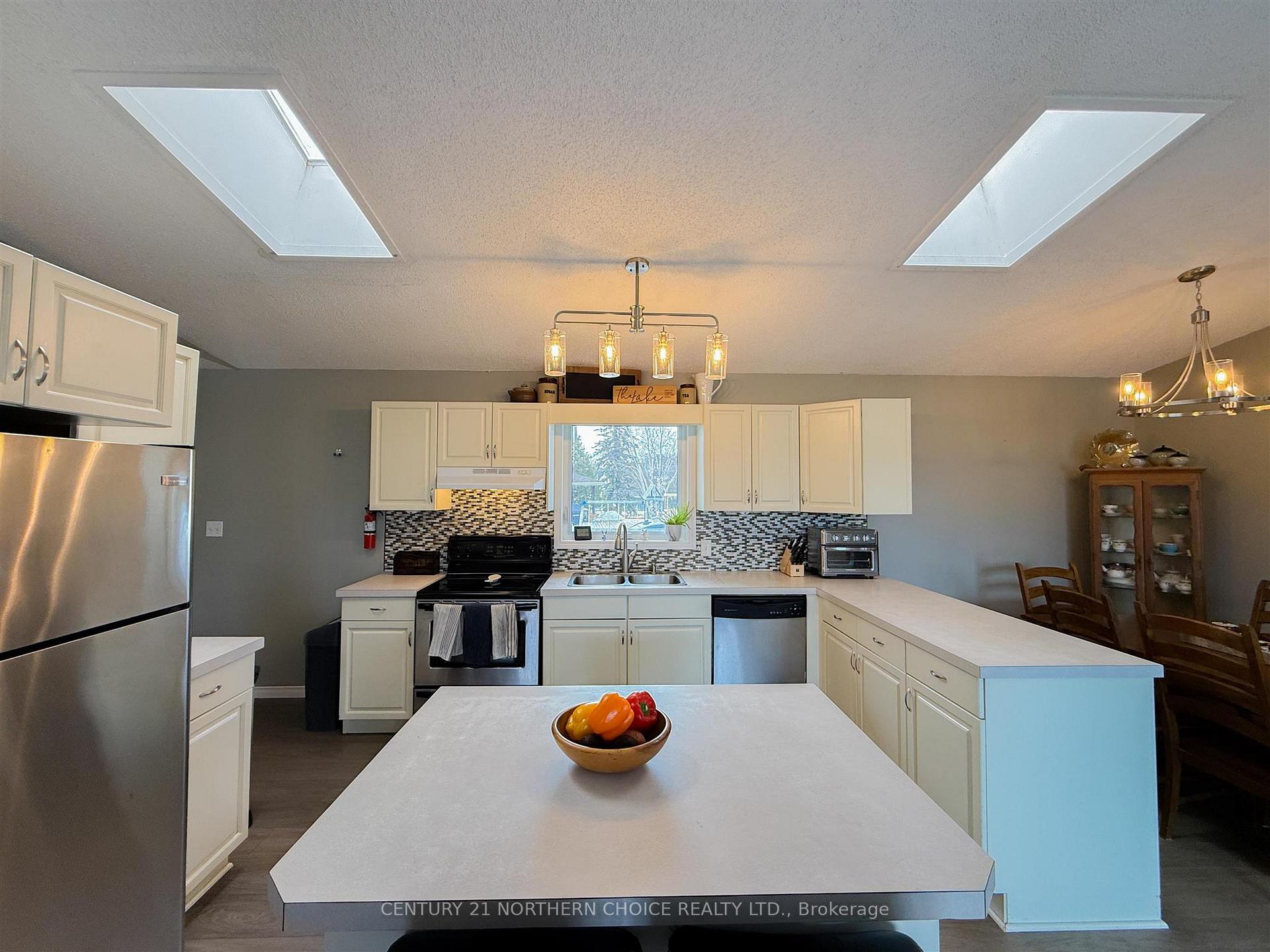 Photo 10 of 215 Front Street, Kenora, Keewatin — HOMEH