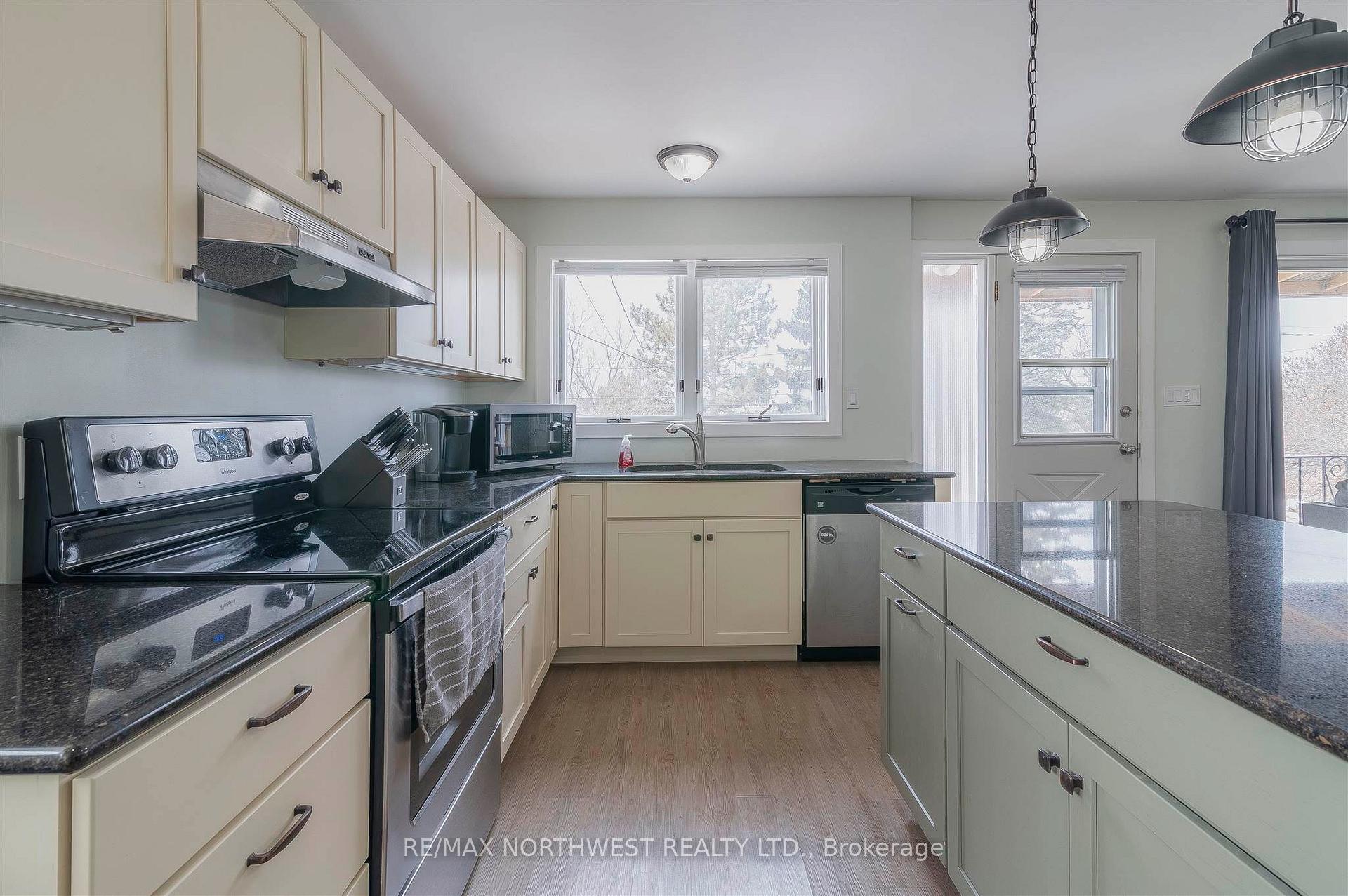 Photo 4 of 419 Sixth Ave South, Kenora, Lakeside — HOMEH