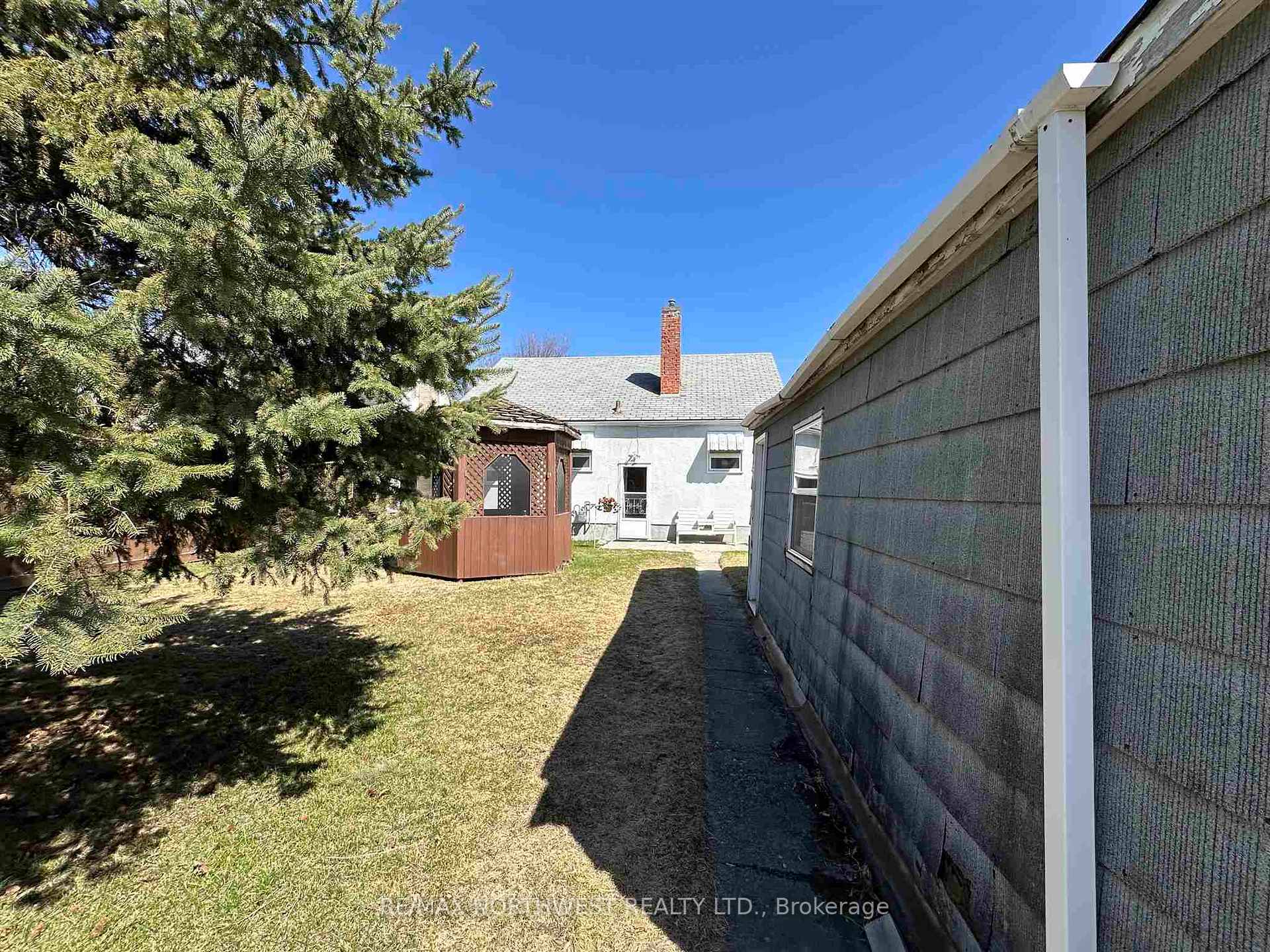 Photo 2 of 611 Crowe Avenue, Fort Frances — HOMEH
