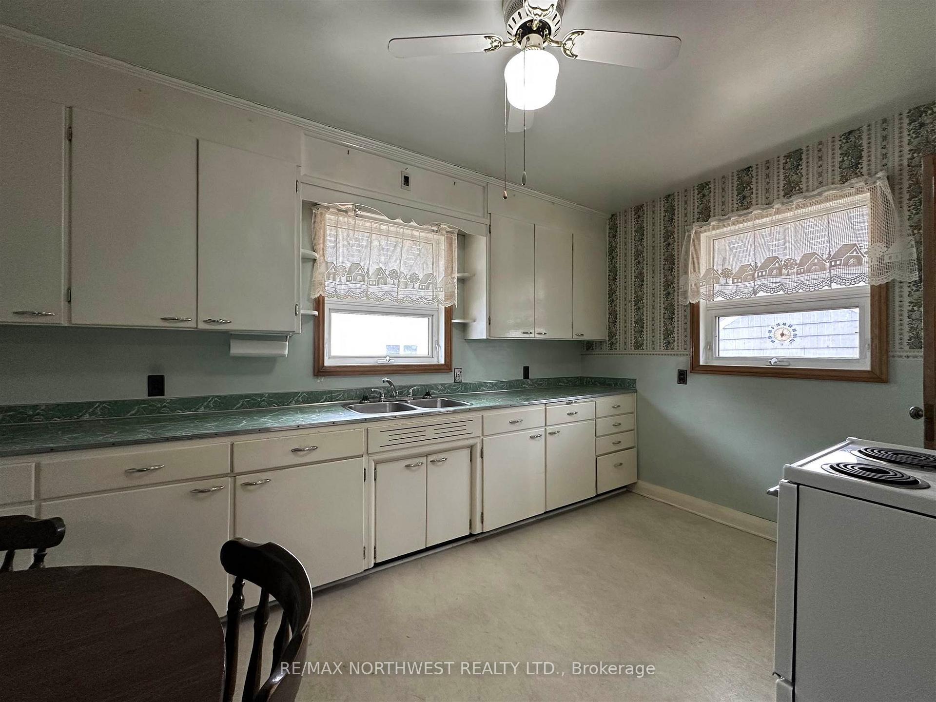 Photo 4 of 611 Crowe Avenue, Fort Frances — HOMEH