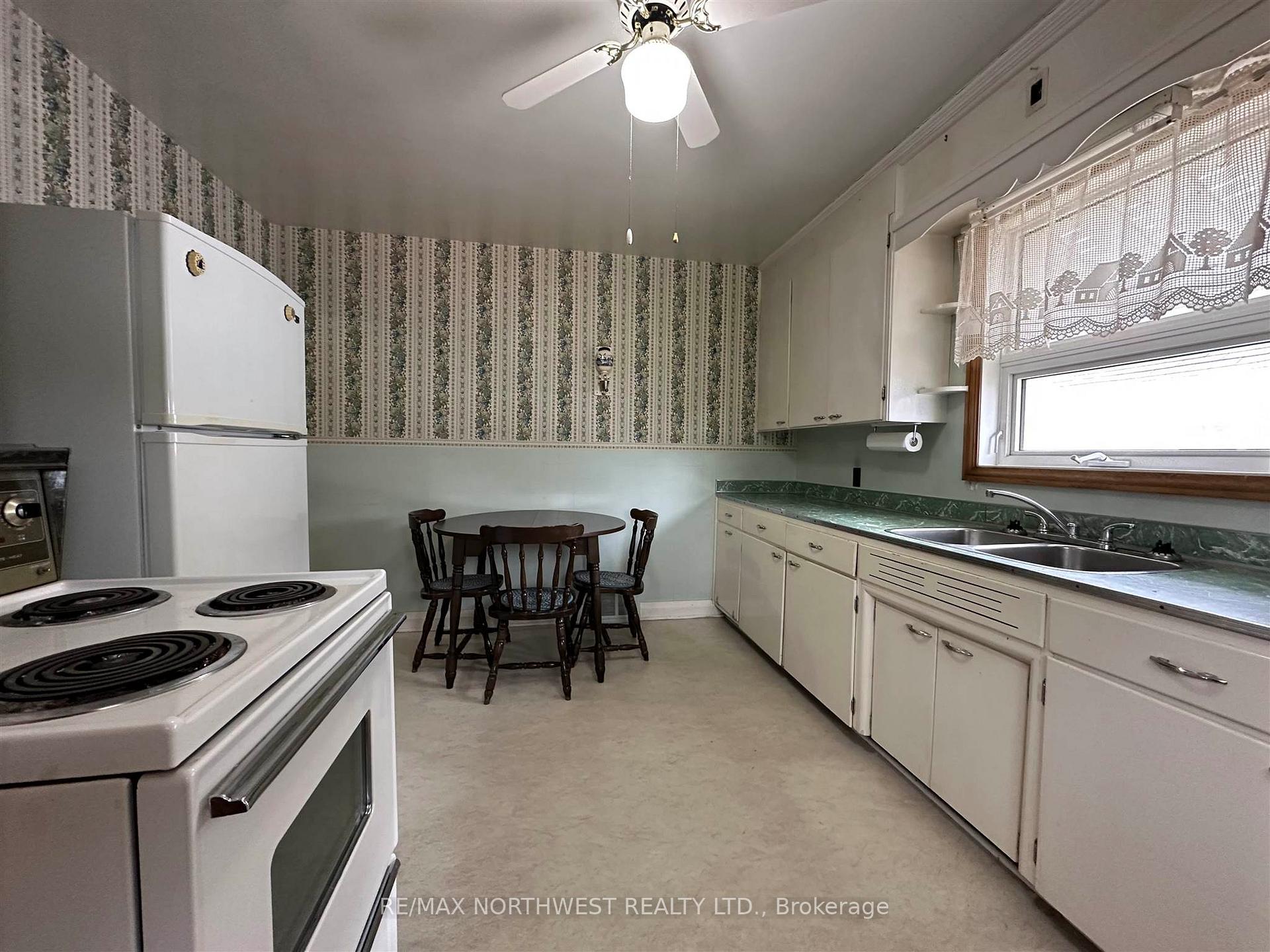 Photo 5 of 611 Crowe Avenue, Fort Frances — HOMEH