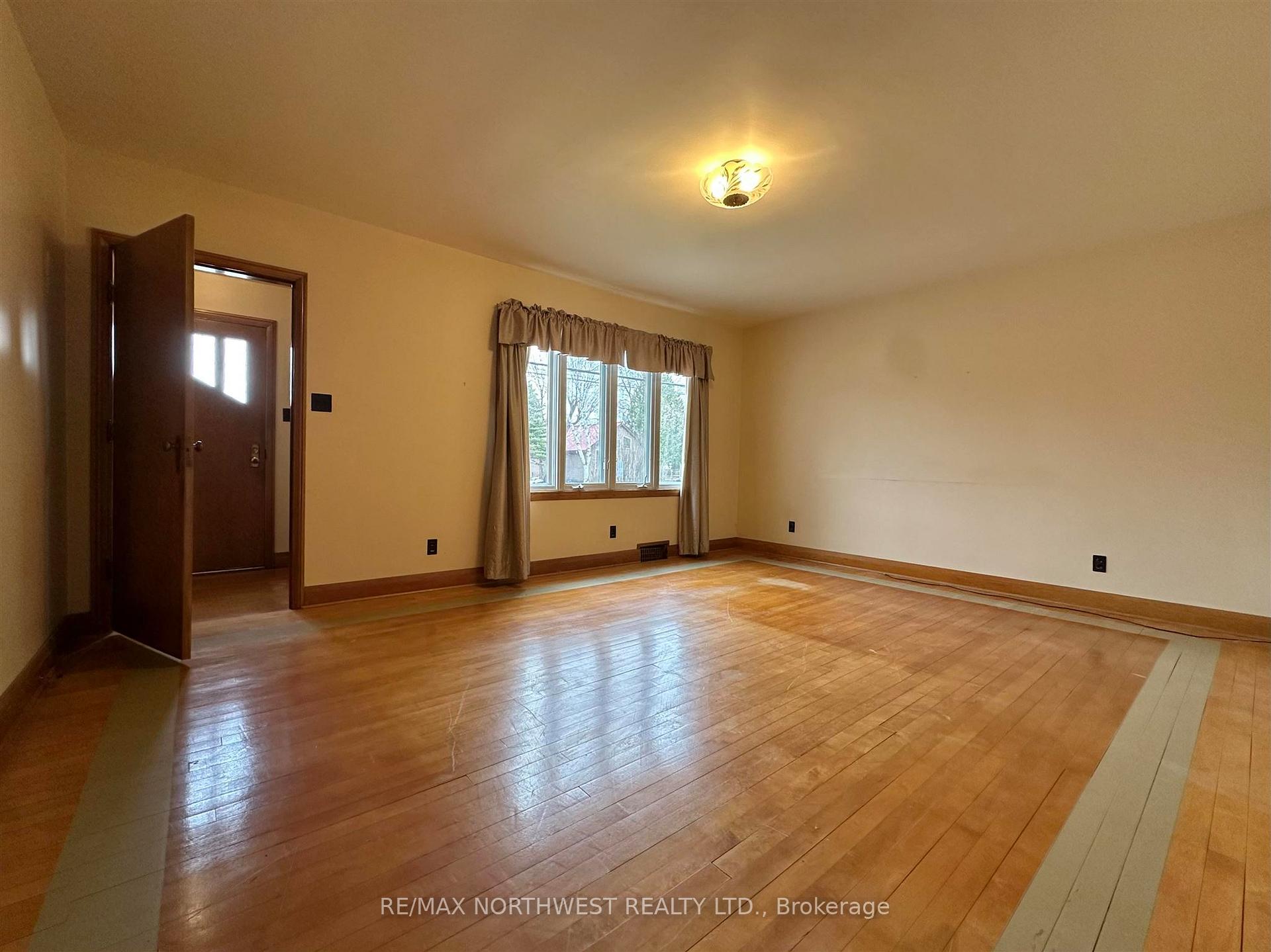 Photo 6 of 611 Crowe Avenue, Fort Frances — HOMEH