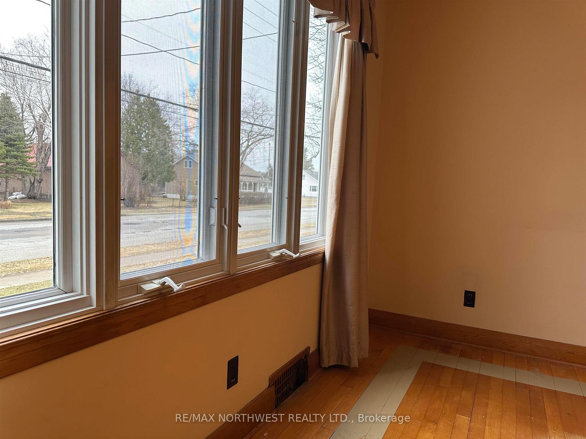 Photo 8 of 611 Crowe Avenue, Fort Frances — HOMEH