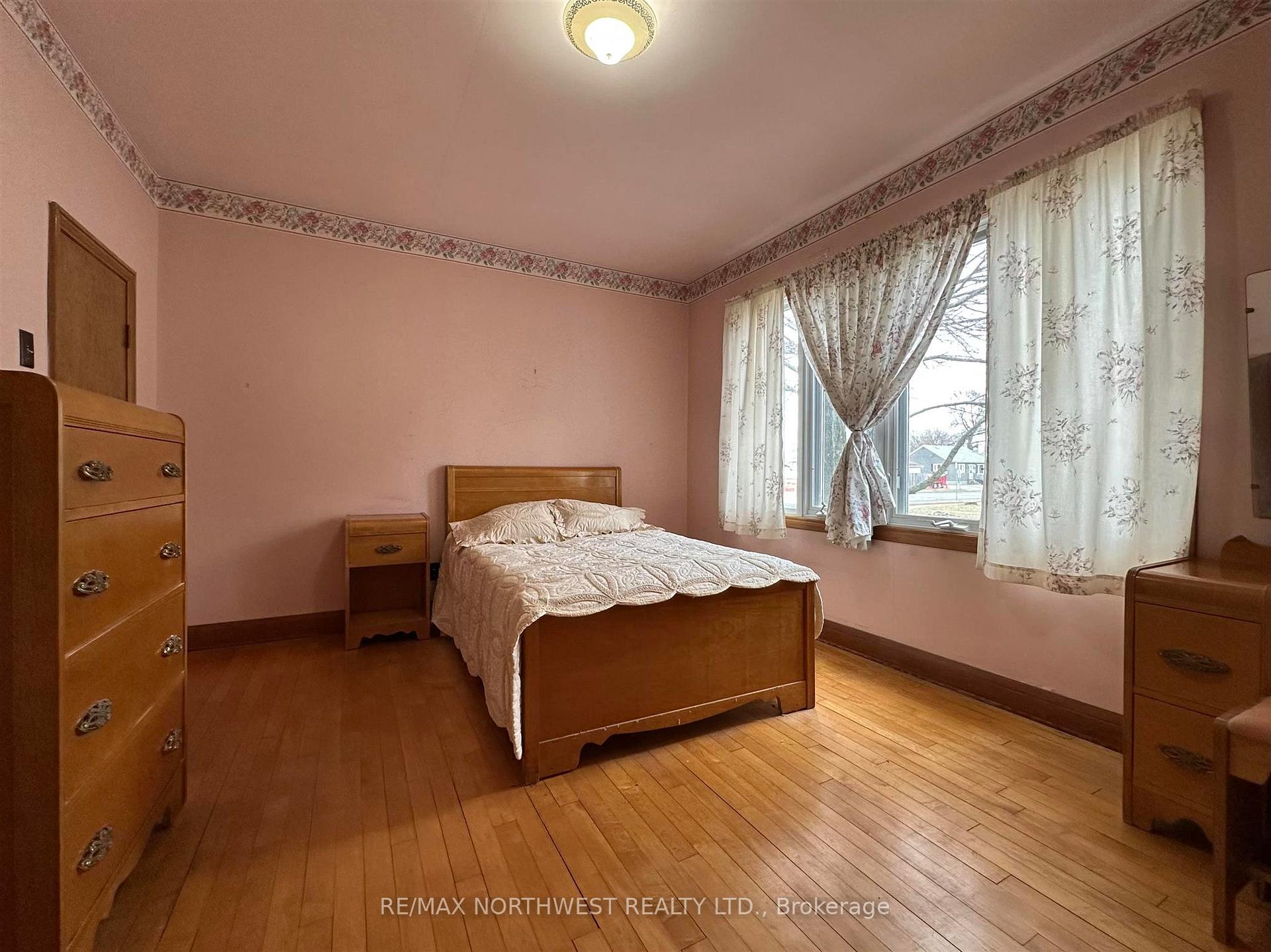 Photo 10 of 611 Crowe Avenue, Fort Frances — HOMEH