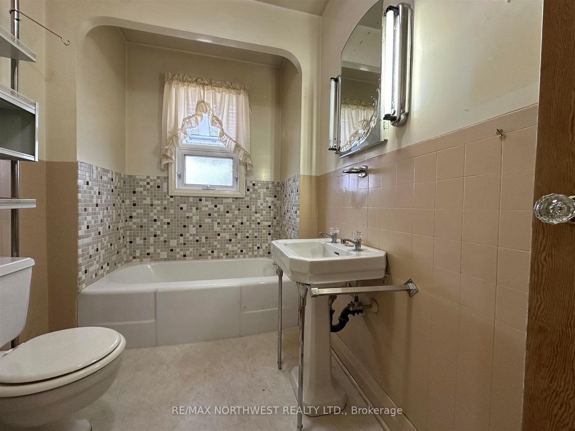 Photo 12 of 611 Crowe Avenue, Fort Frances — HOMEH