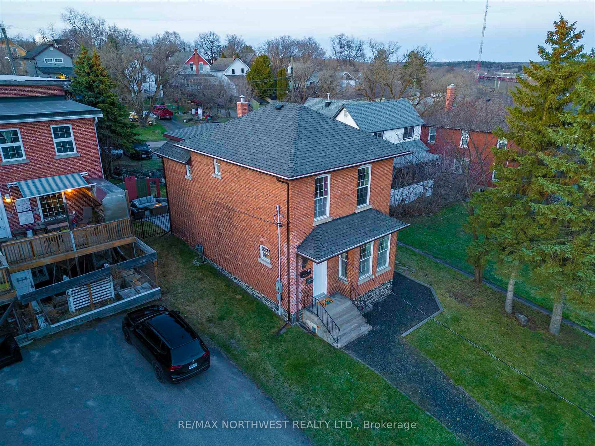 Photo 33 of 322 First Street N, Kenora, North End — HOMEH