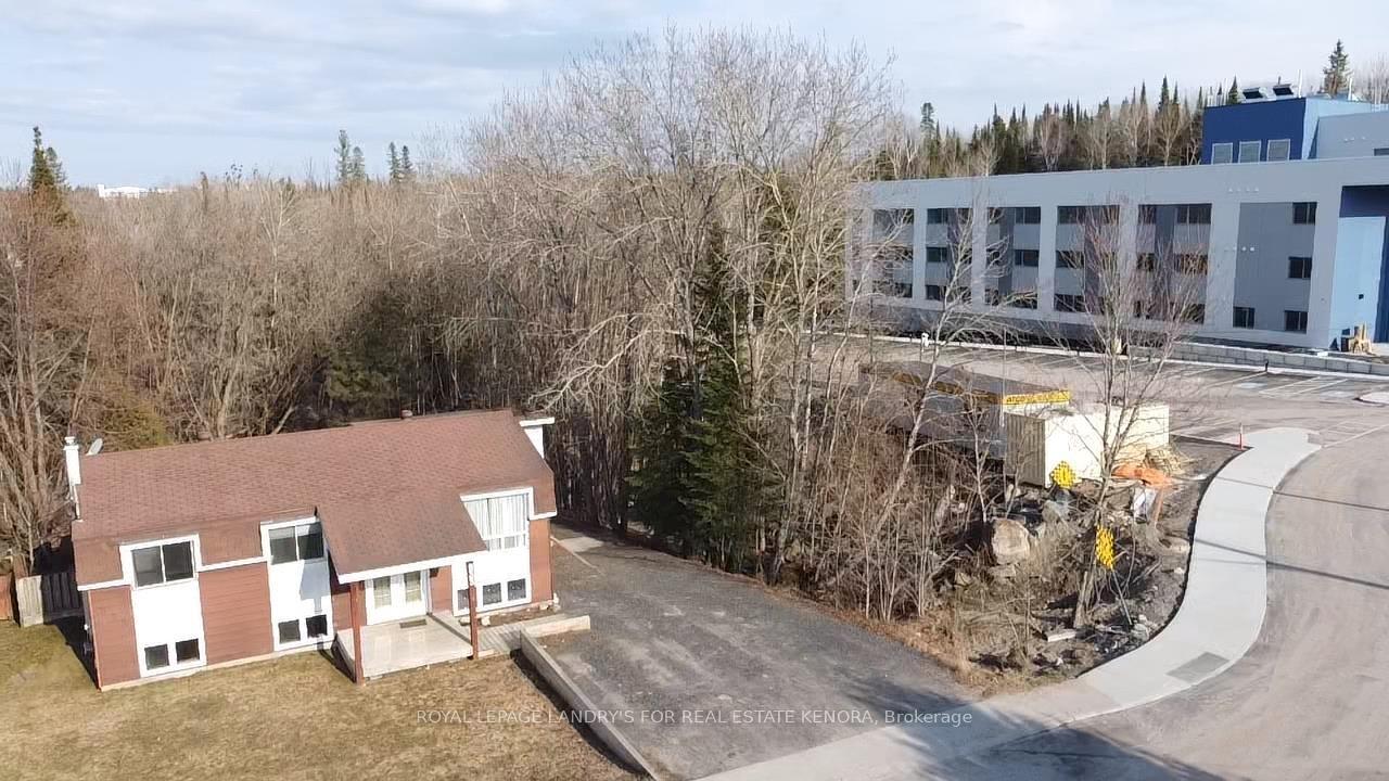 Photo 8 of 633 Eighth Avenue S, Kenora, Lakeside — HOMEH