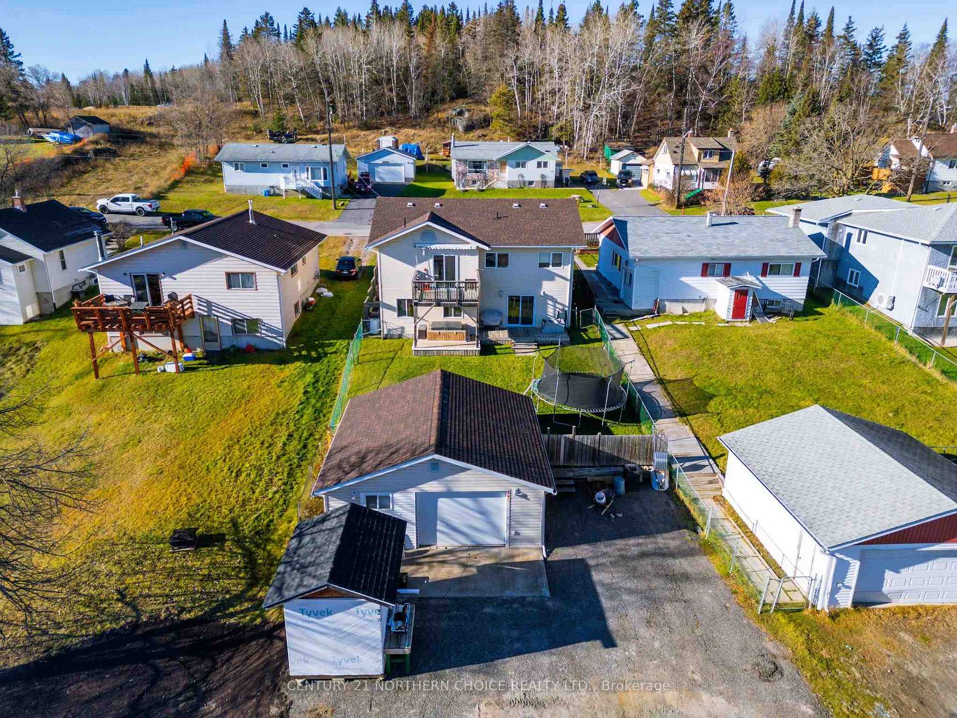 Photo 3 of 709 Thirteenth Avenue N, Kenora, Evergreen — HOMEH