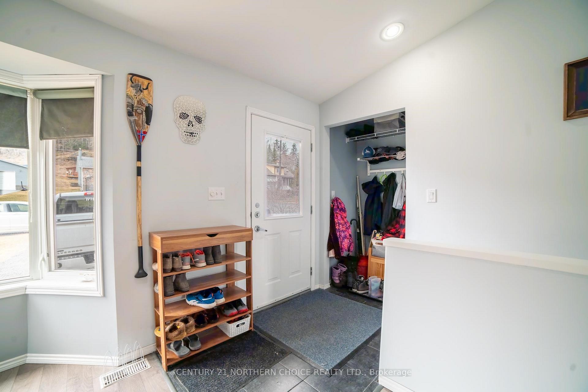 Photo 9 of 709 Thirteenth Avenue N, Kenora, Evergreen — HOMEH
