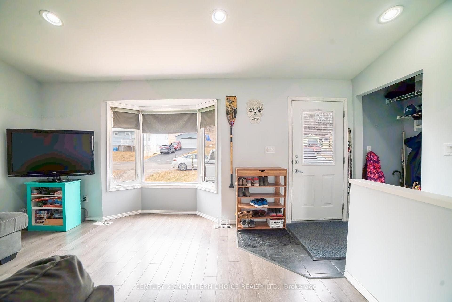 Photo 10 of 709 Thirteenth Avenue N, Kenora, Evergreen — HOMEH