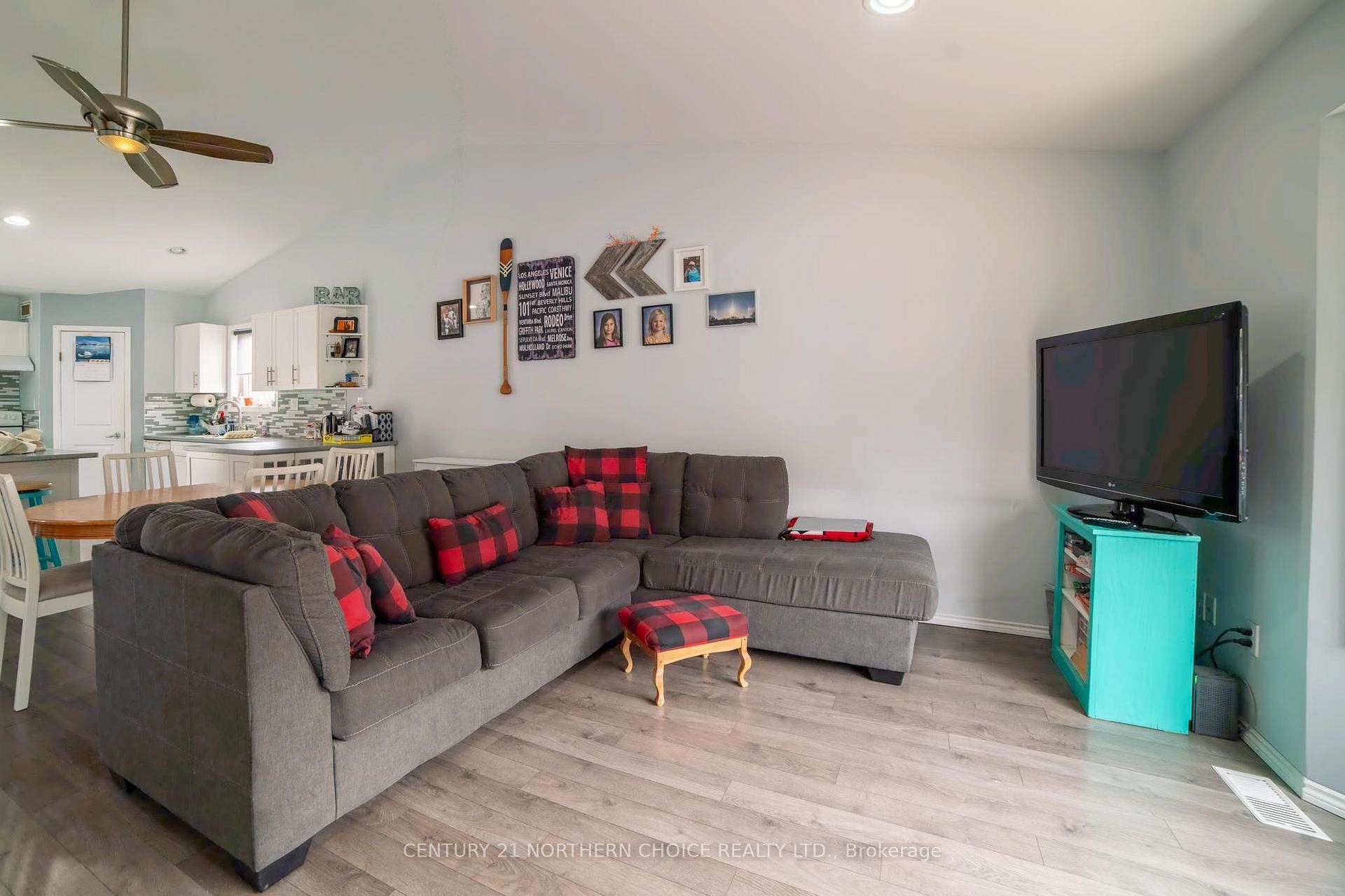 Photo 11 of 709 Thirteenth Avenue N, Kenora, Evergreen — HOMEH
