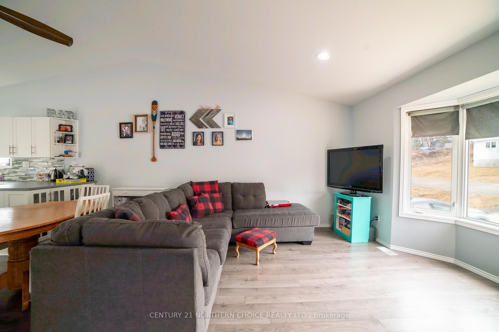 Photo 12 of 709 Thirteenth Avenue N, Kenora, Evergreen — HOMEH