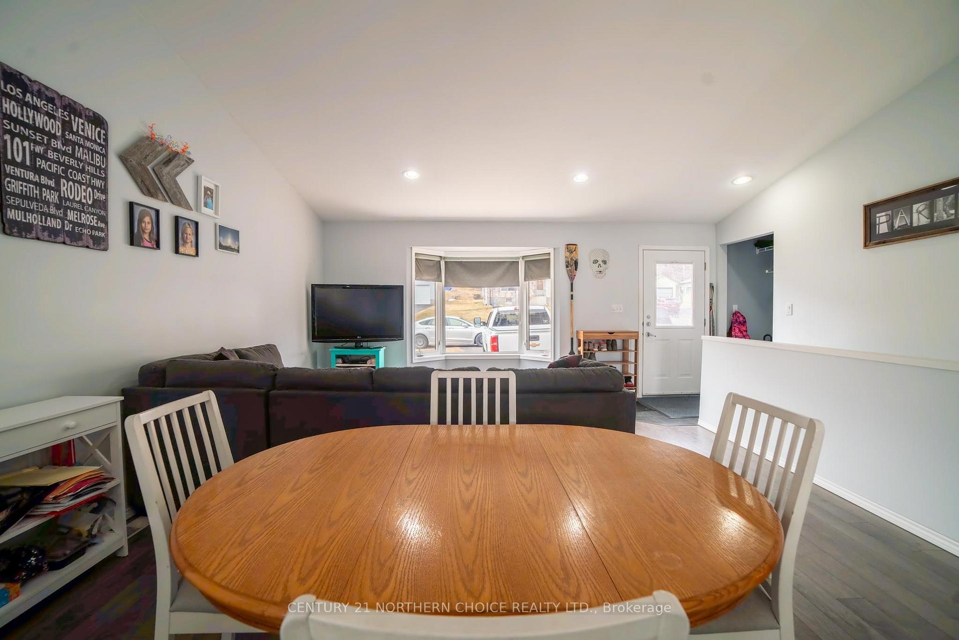 Photo 13 of 709 Thirteenth Avenue N, Kenora, Evergreen — HOMEH