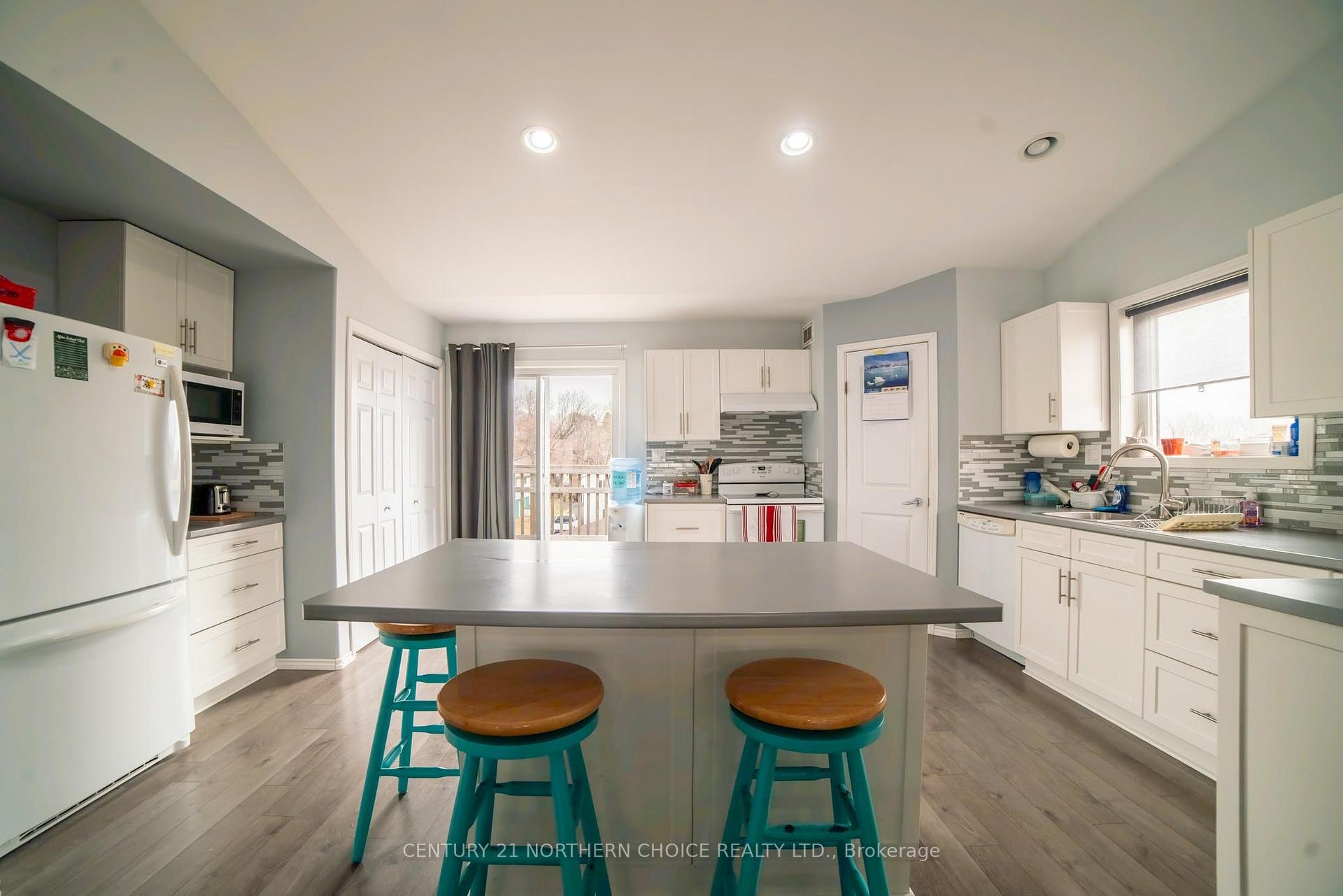 Photo 15 of 709 Thirteenth Avenue N, Kenora, Evergreen — HOMEH