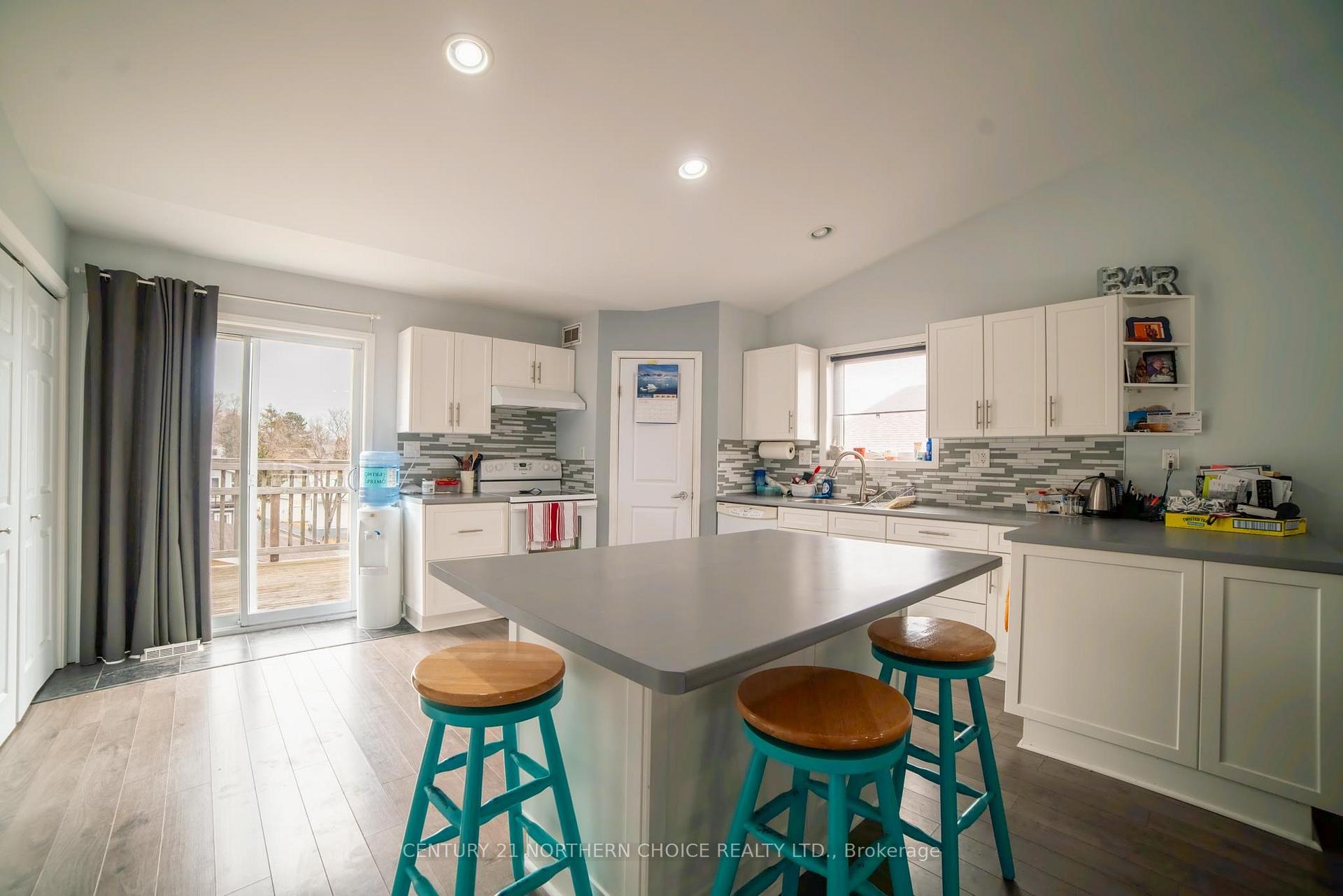 Photo 16 of 709 Thirteenth Avenue N, Kenora, Evergreen — HOMEH