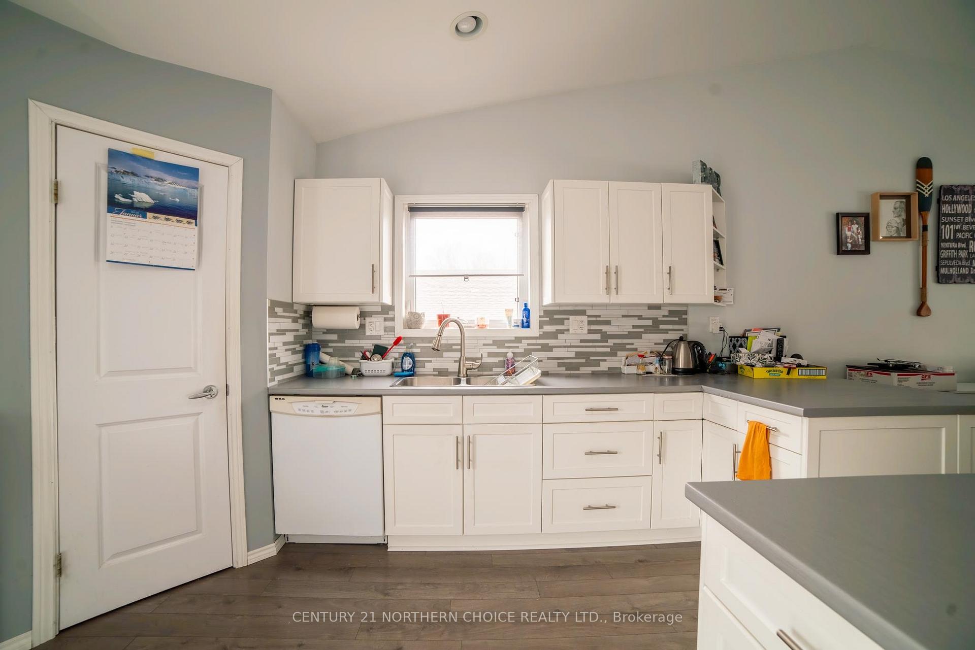Photo 17 of 709 Thirteenth Avenue N, Kenora, Evergreen — HOMEH