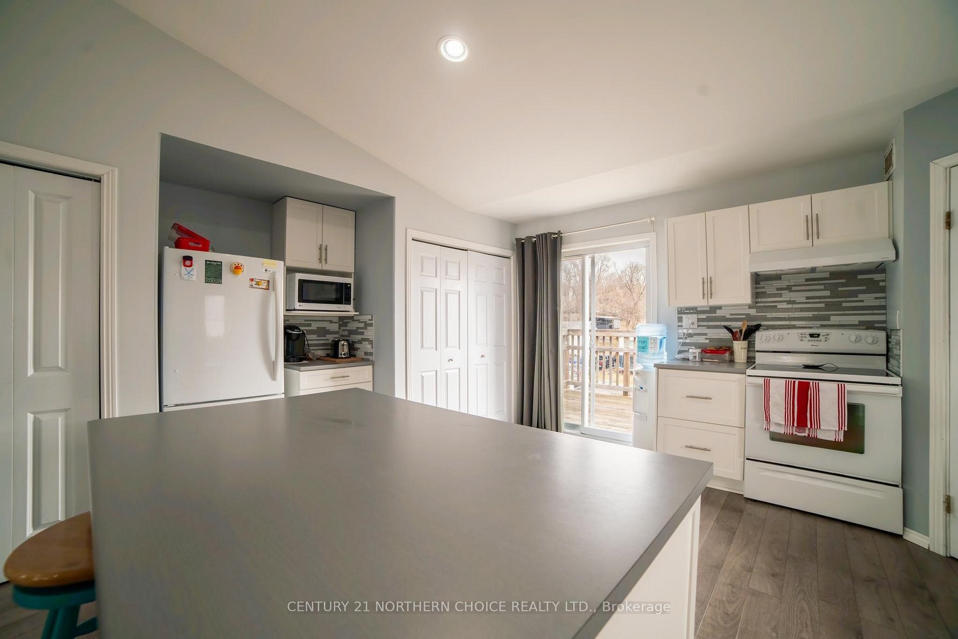 Photo 20 of 709 Thirteenth Avenue N, Kenora, Evergreen — HOMEH