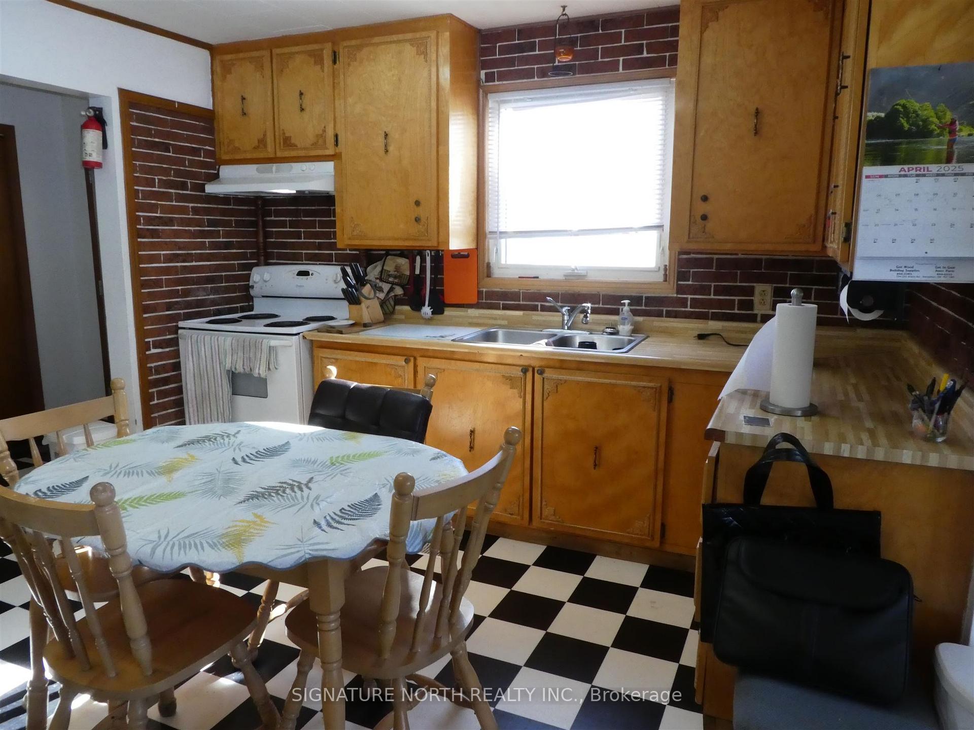 Photo 4 of 328 Ball Park Crescent, Greenstone — HOMEH